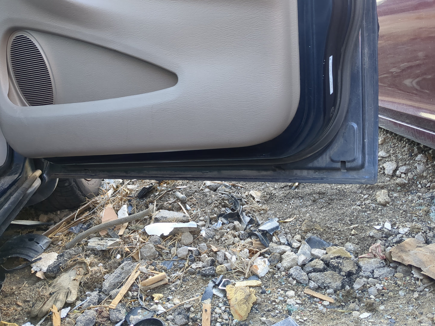 2001-2003 Chrysler Town & Country Passenger Front Door Oem - Oemusedautoparts1.com