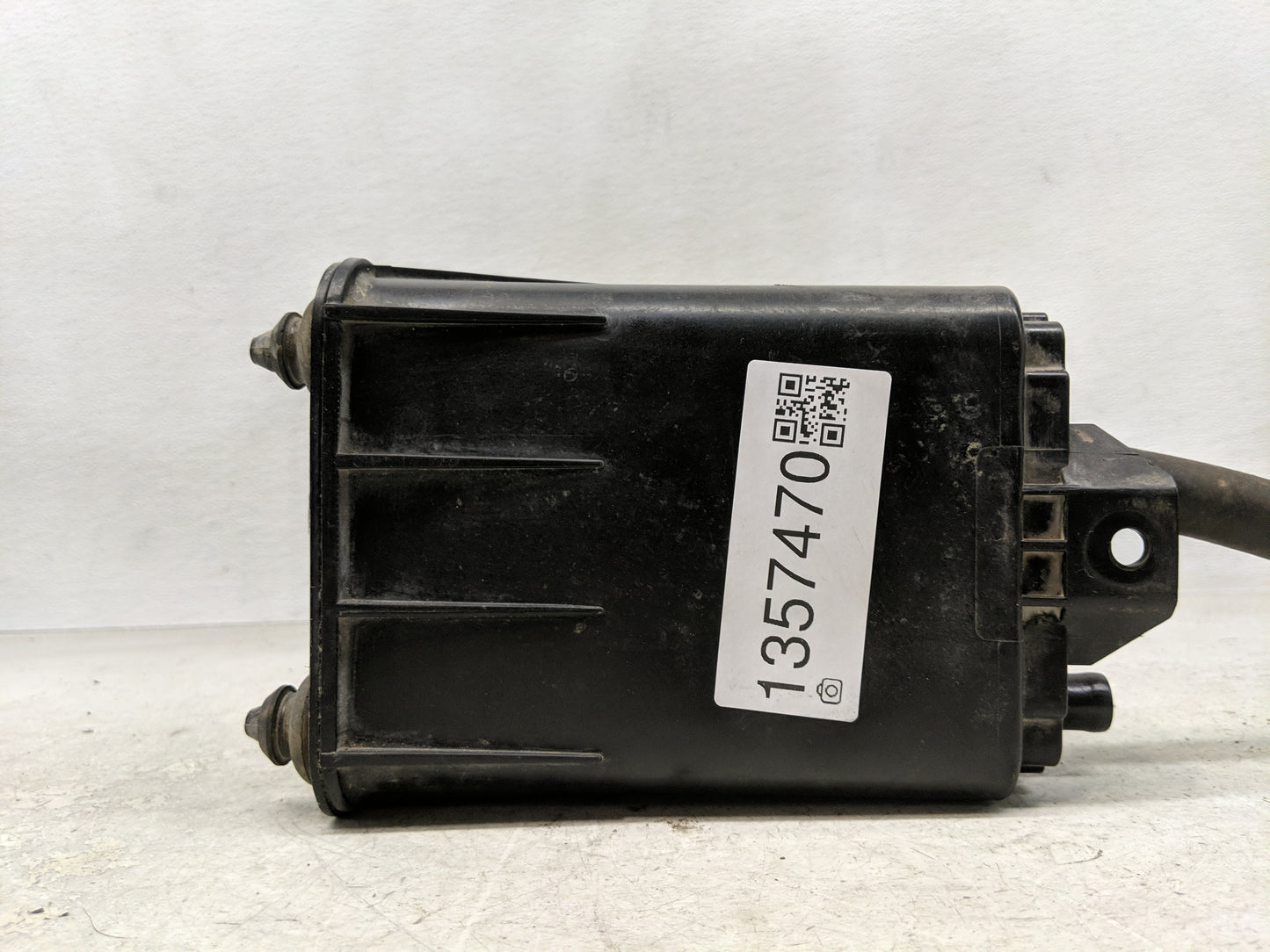 2002 Chrysler Town & Country Fuel Vapor Charcoal Canister 1357470 - Oemusedautoparts1.com