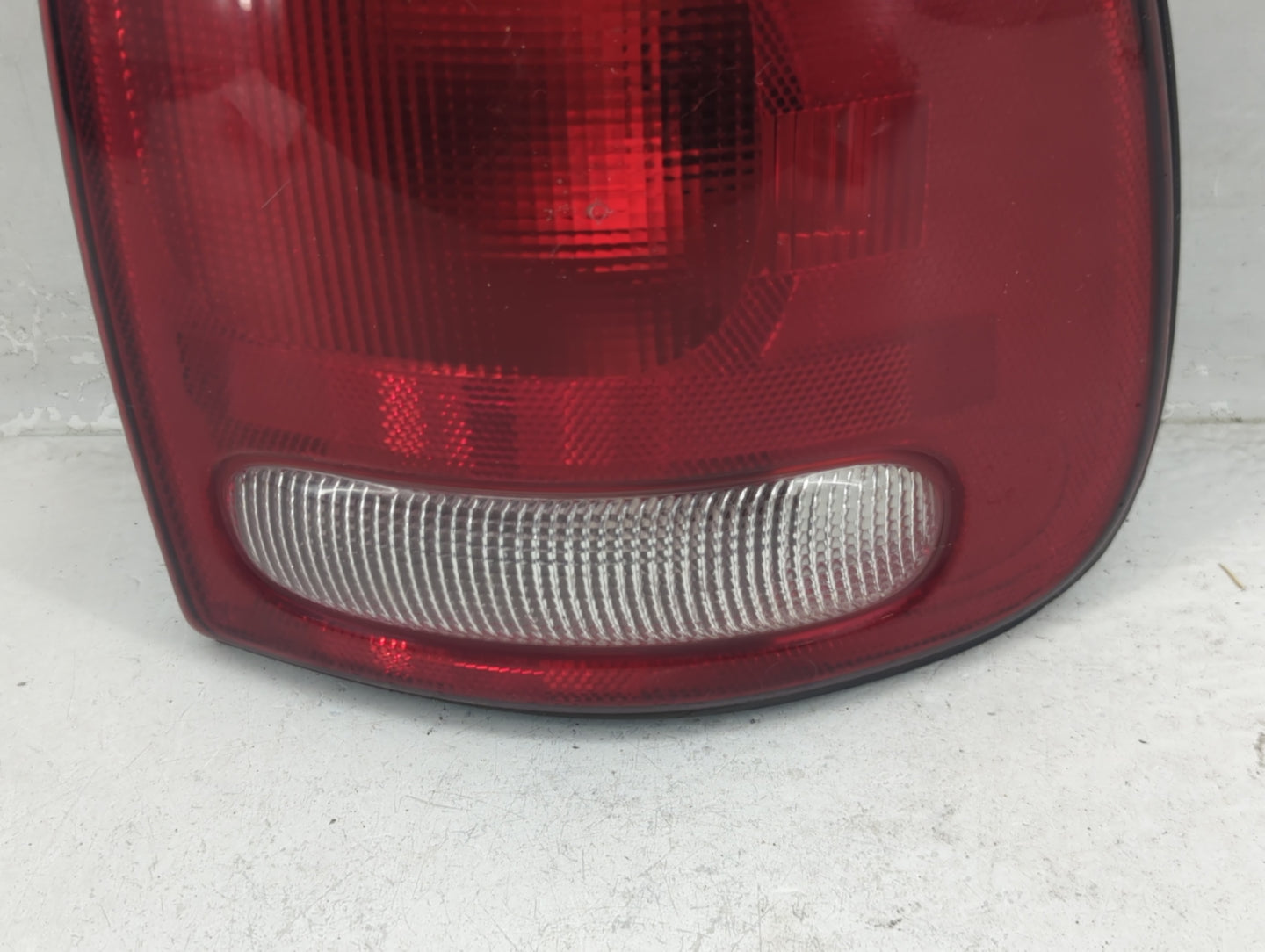 1998-2003 Dodge Durango Tail Light Assembly Passenger Right OEM P/N:4576362 Fits Fits 1996 1997 1998 1999 2000 2001 2002 200