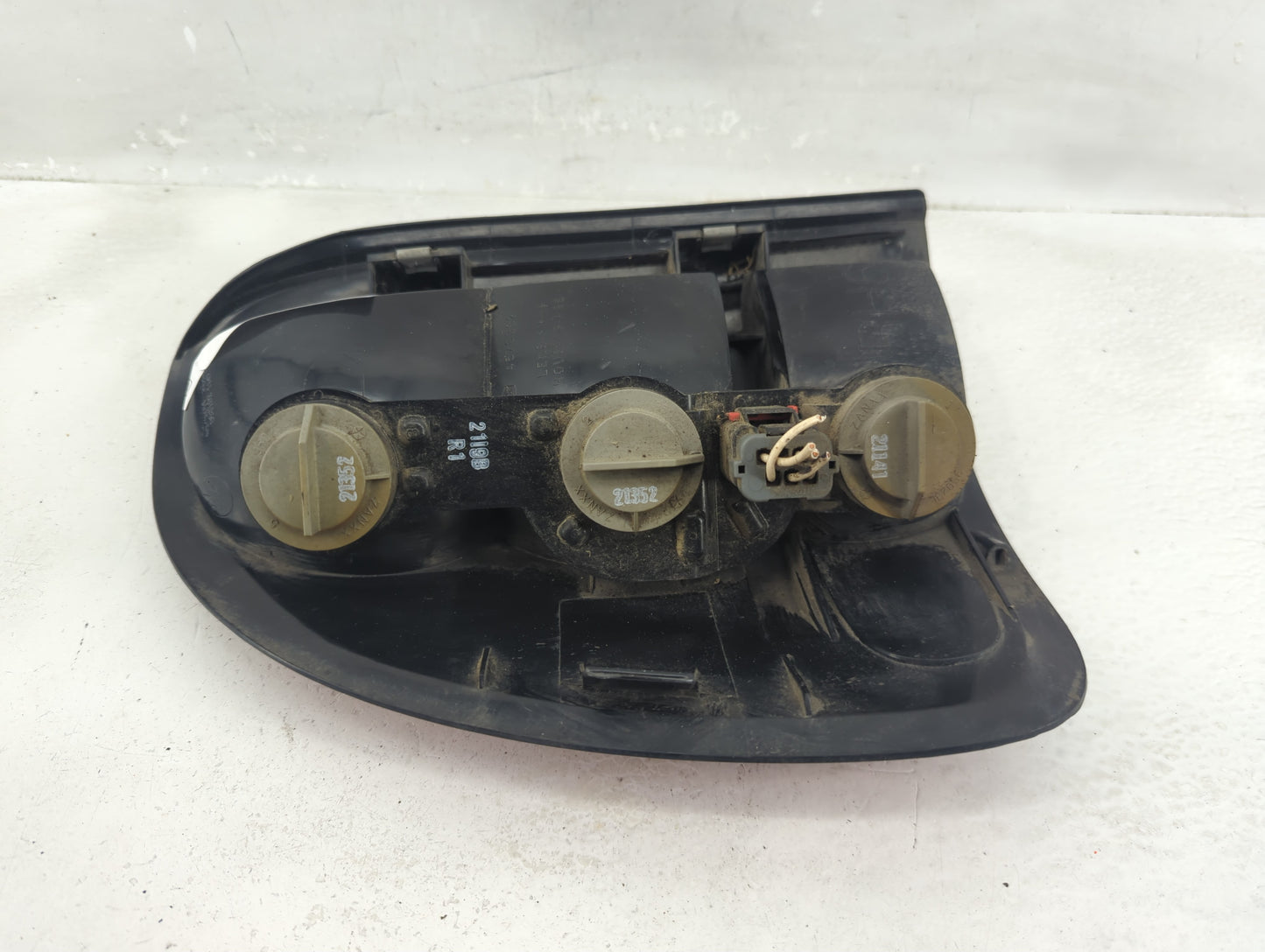 1998-2003 Dodge Durango Tail Light Assembly Passenger Right OEM P/N:4576362 Fits Fits 1996 1997 1998 1999 2000 2001 2002 200