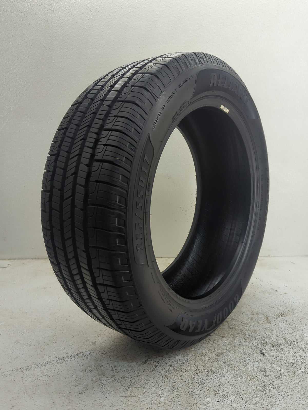 Used Tire 215/55R17 GOODYEAR RELIANT 94V - Tread Depth 10/32 - Oemusedautoparts1.com