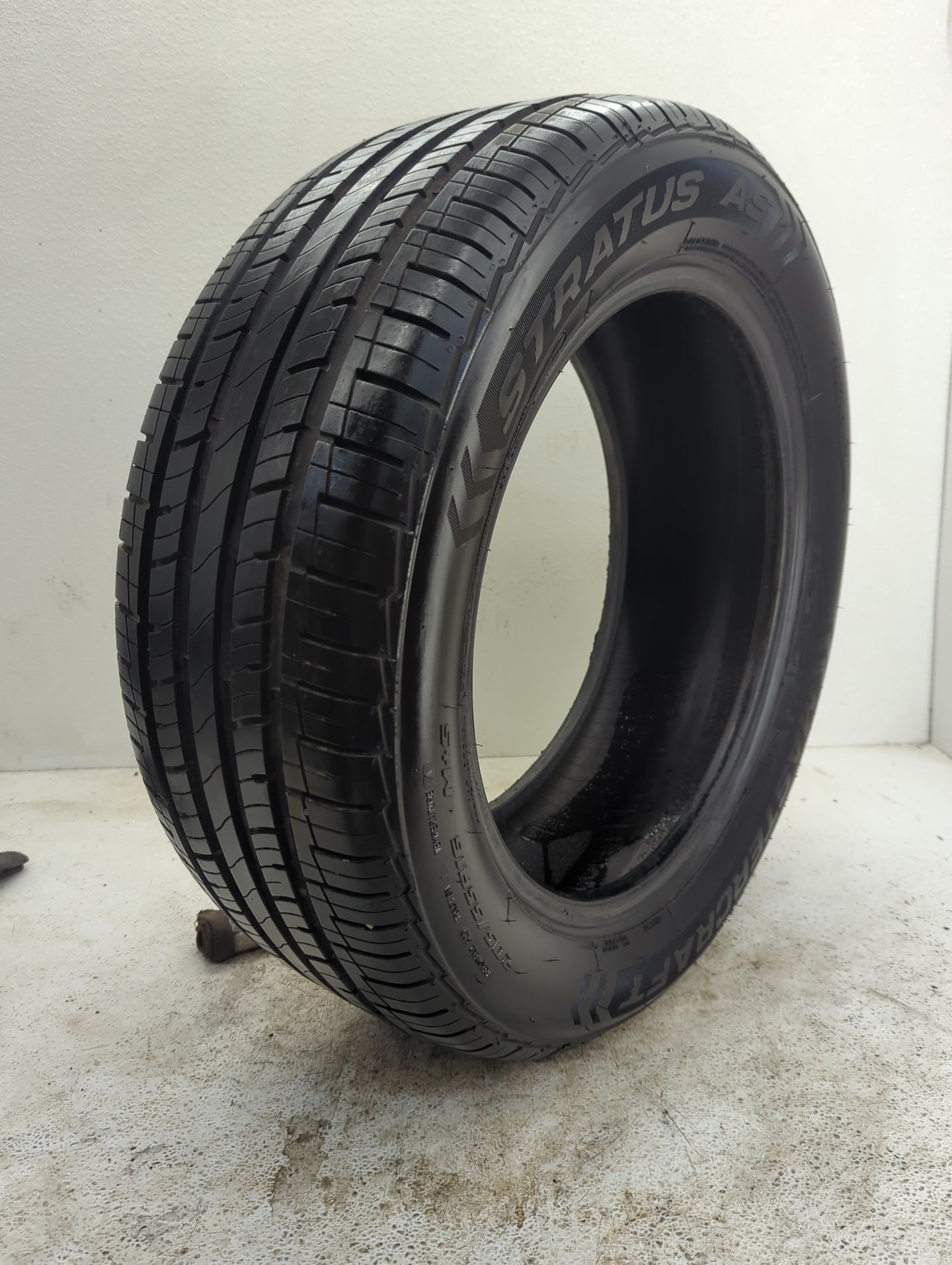 Used Tire 205/55R16 MASTERCRAFT STRATUS AS 94H - Tread Depth 10/32 - Oemusedautoparts1.com