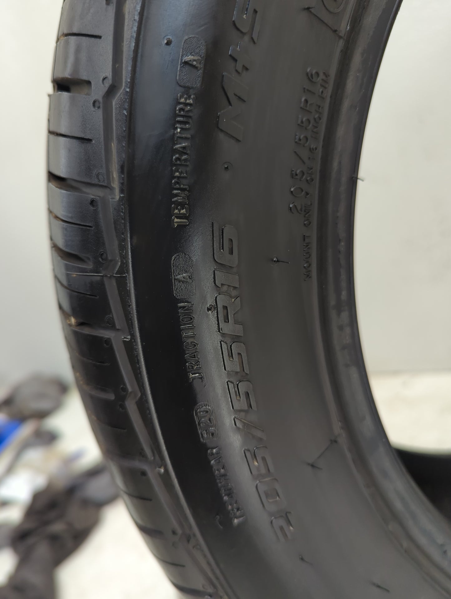 Used Tire 205/55R16 MASTERCRAFT STRATUS AS 94H - Tread Depth 10/32 - Oemusedautoparts1.com