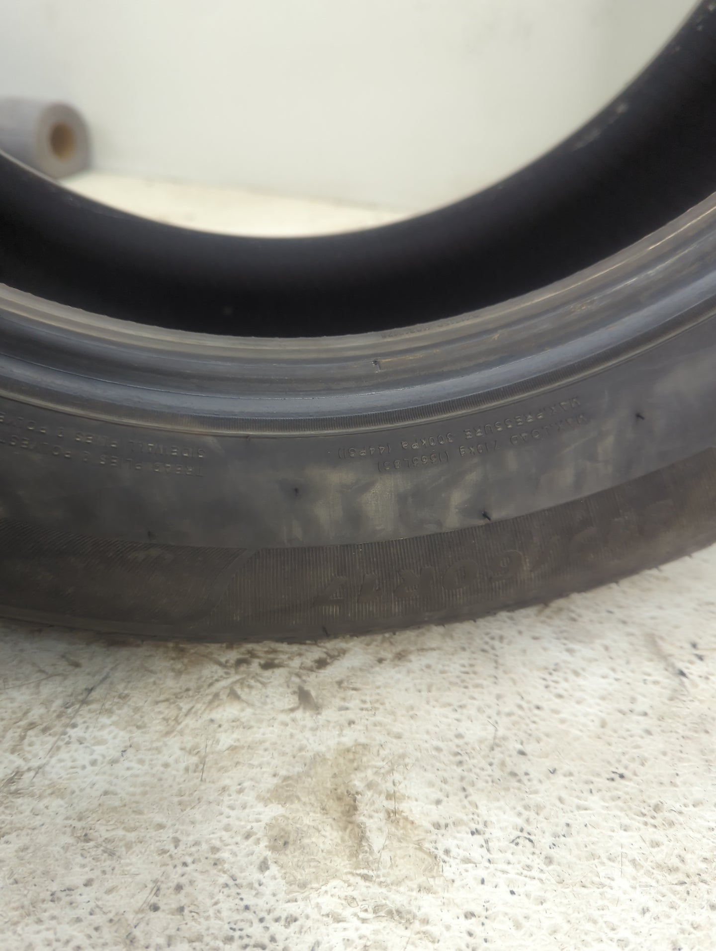 Used Tire 215/60R17 SAILUN ATREZZO SH406 96T - Tread Depth 6.5/32 - Oemusedautoparts1.com