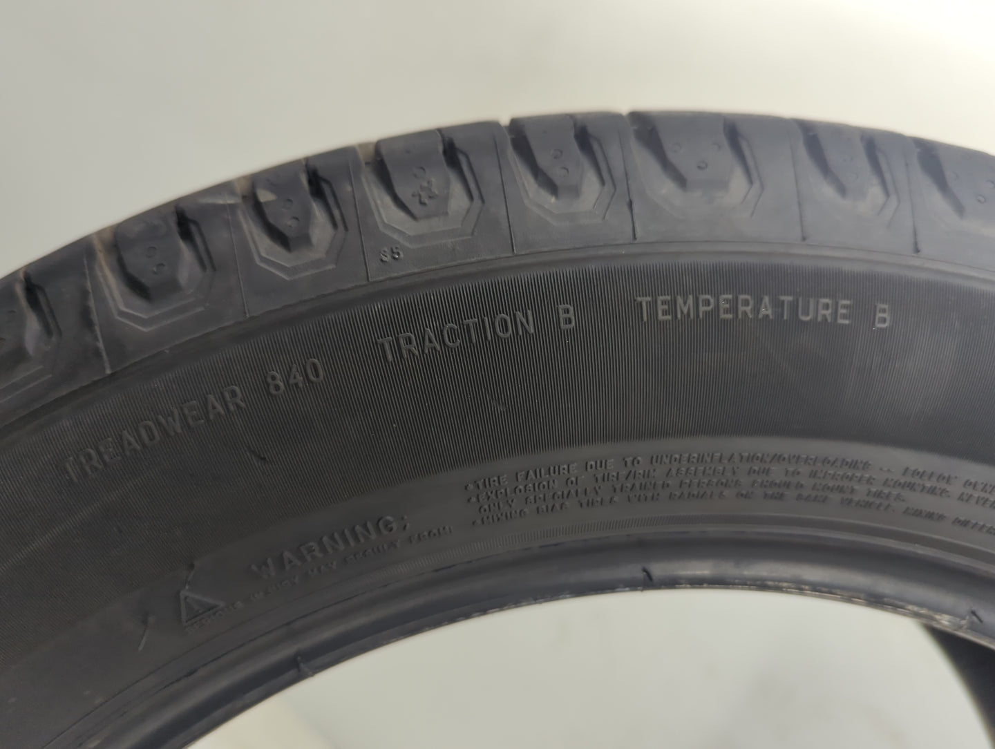 Used Tire 216/60R/17 MICHELIN DEFENDER 96H - Tread Depth 7.5/32 - Oemusedautoparts1.com