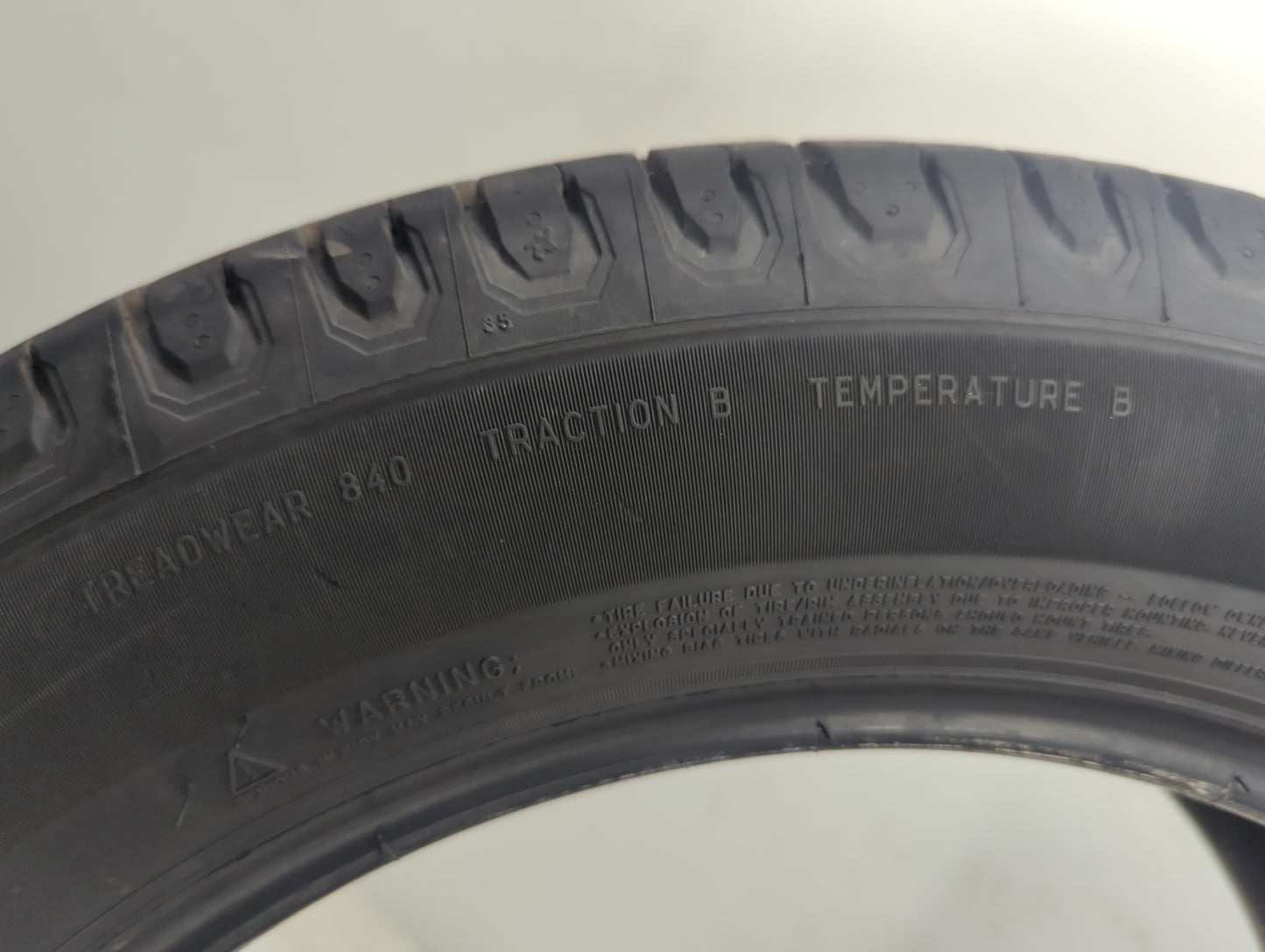 Used Tire 216/60R/17 MICHELIN DEFENDER 96H - Tread Depth 7.5/32 - Oemusedautoparts1.com