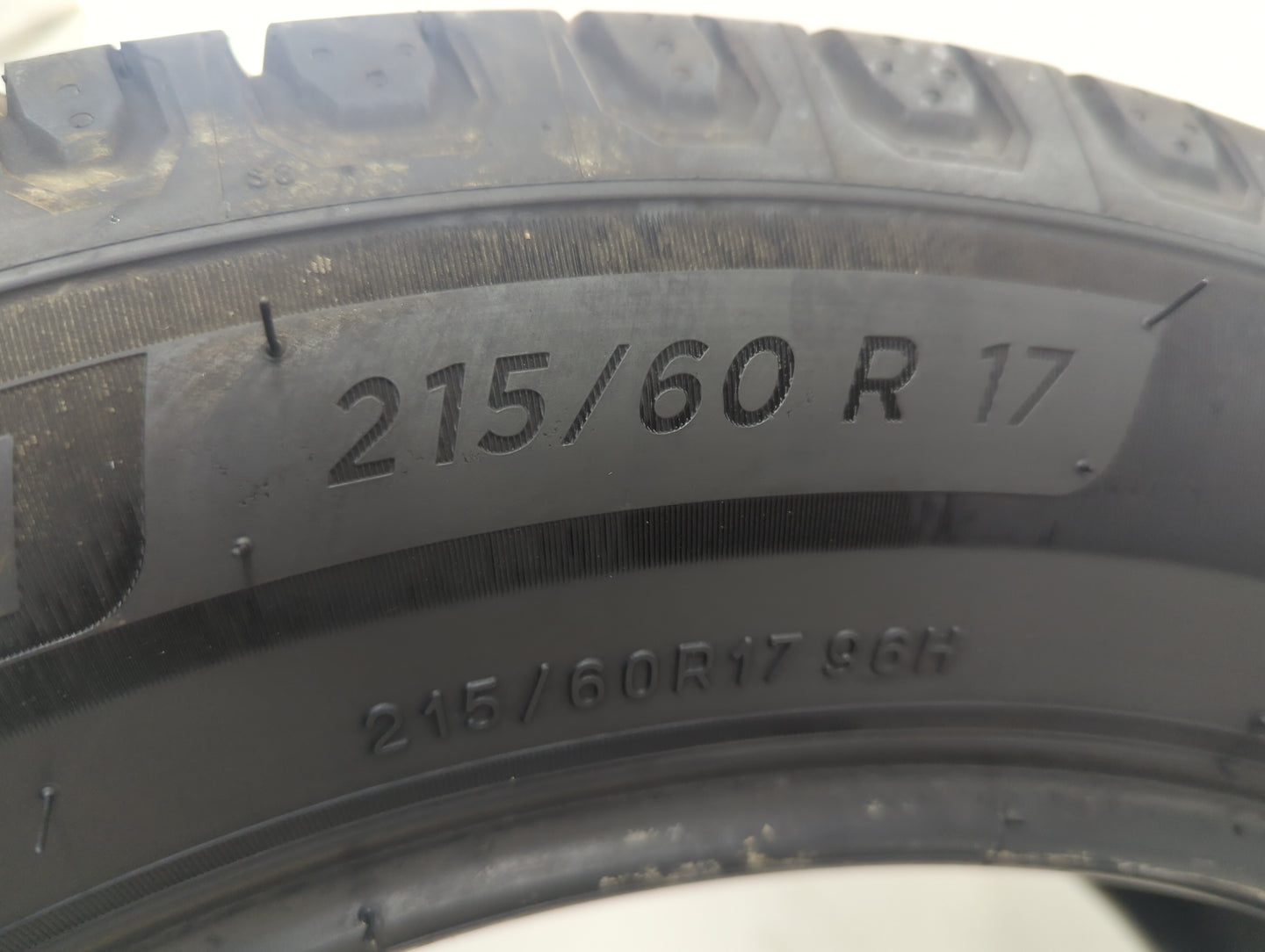 Used Tire 216/60R/17 MICHELIN DEFENDER 96H - Tread Depth 7.5/32 - Oemusedautoparts1.com