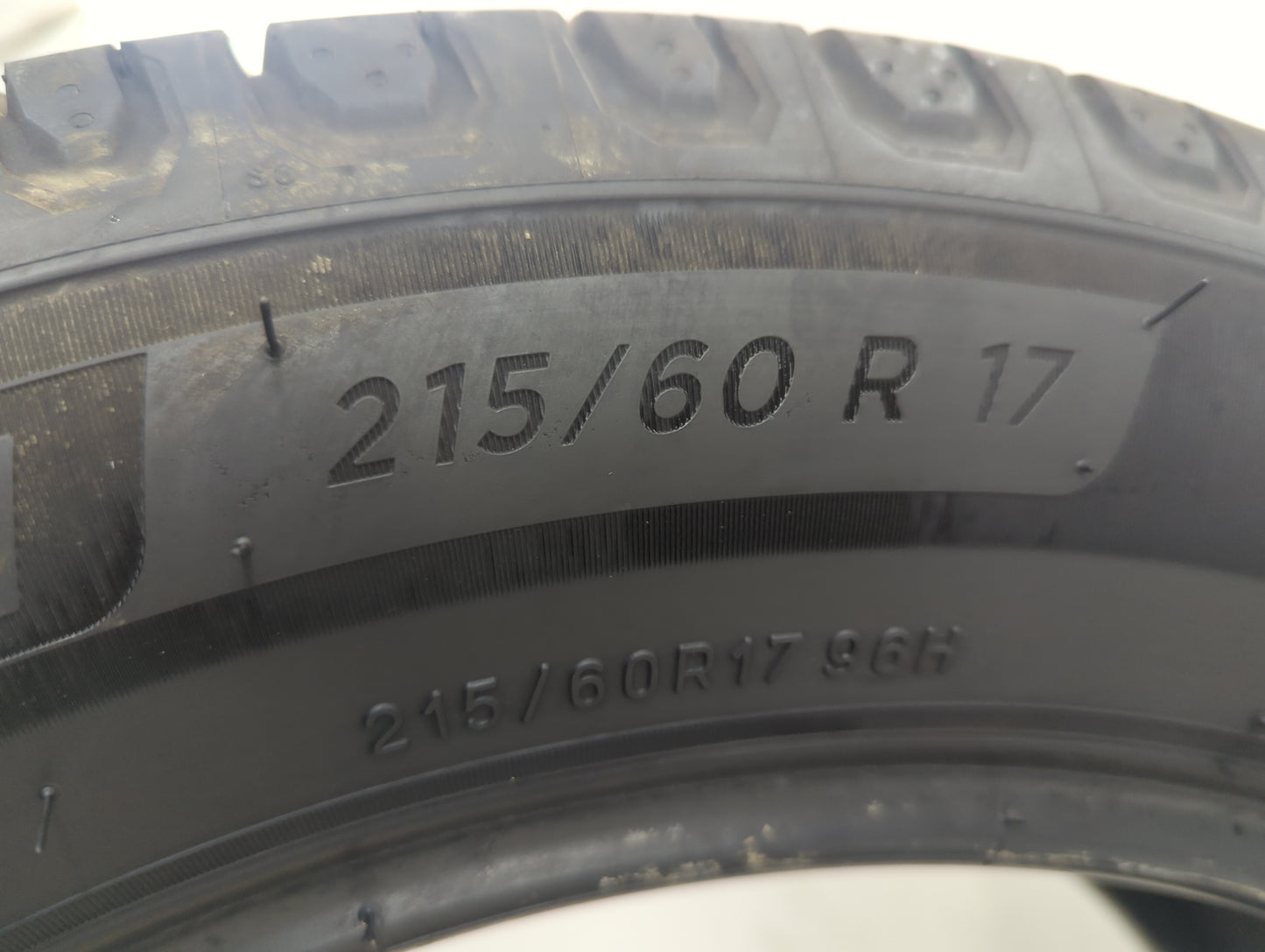 Used Tire 216/60R/17 MICHELIN DEFENDER 96H - Tread Depth 7.5/32 - Oemusedautoparts1.com
