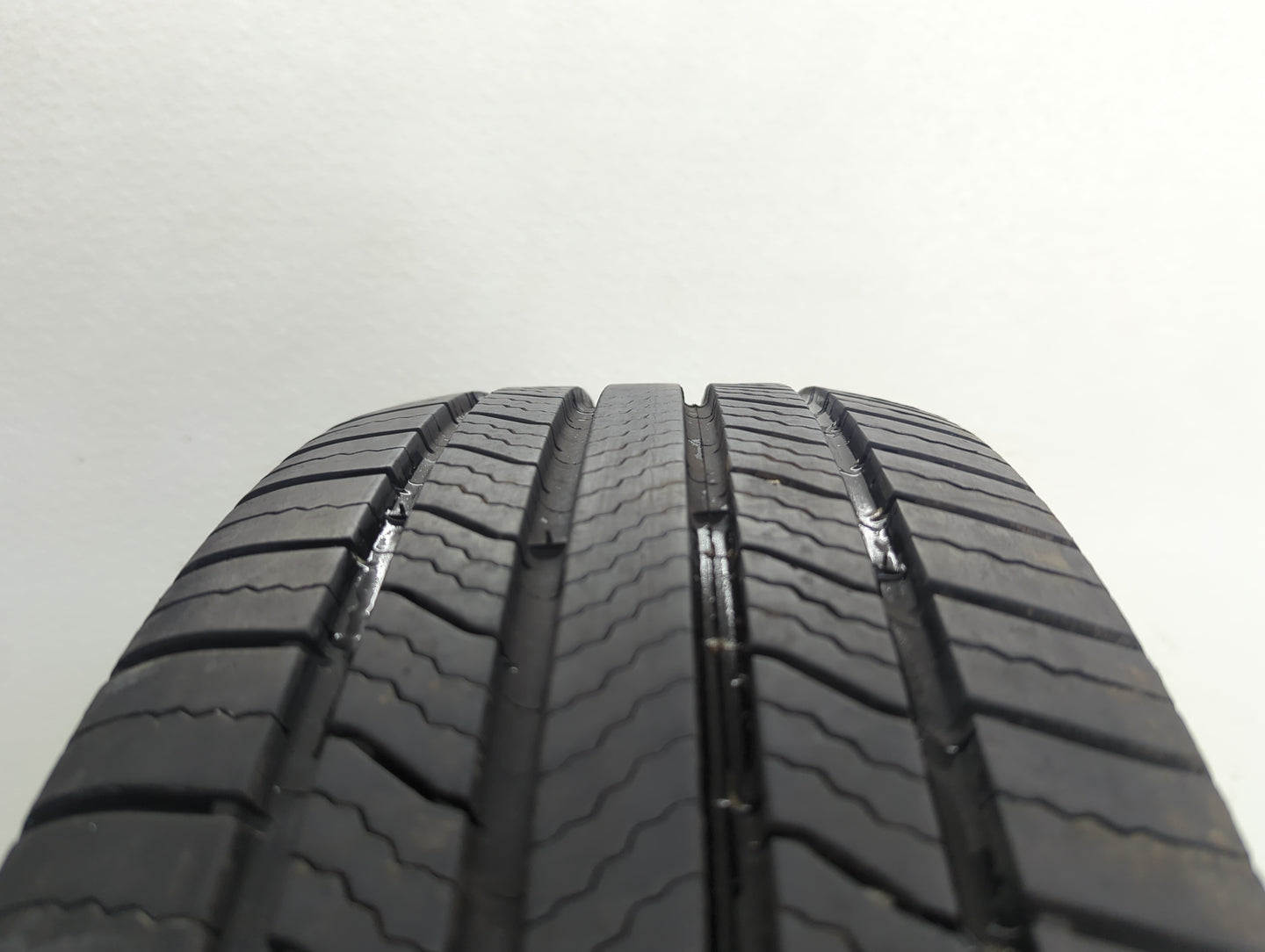 Used Tire 216/60R/17 MICHELIN DEFENDER 96H - Tread Depth 7.5/32 - Oemusedautoparts1.com