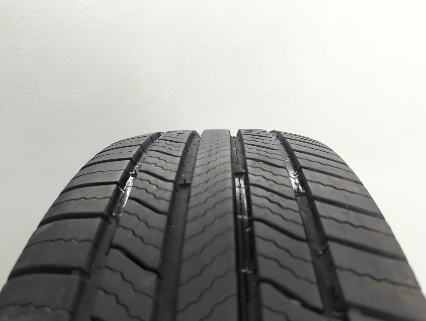 Used Tire 216/60R/17 MICHELIN DEFENDER 96H - Tread Depth 7.5/32 - Oemusedautoparts1.com