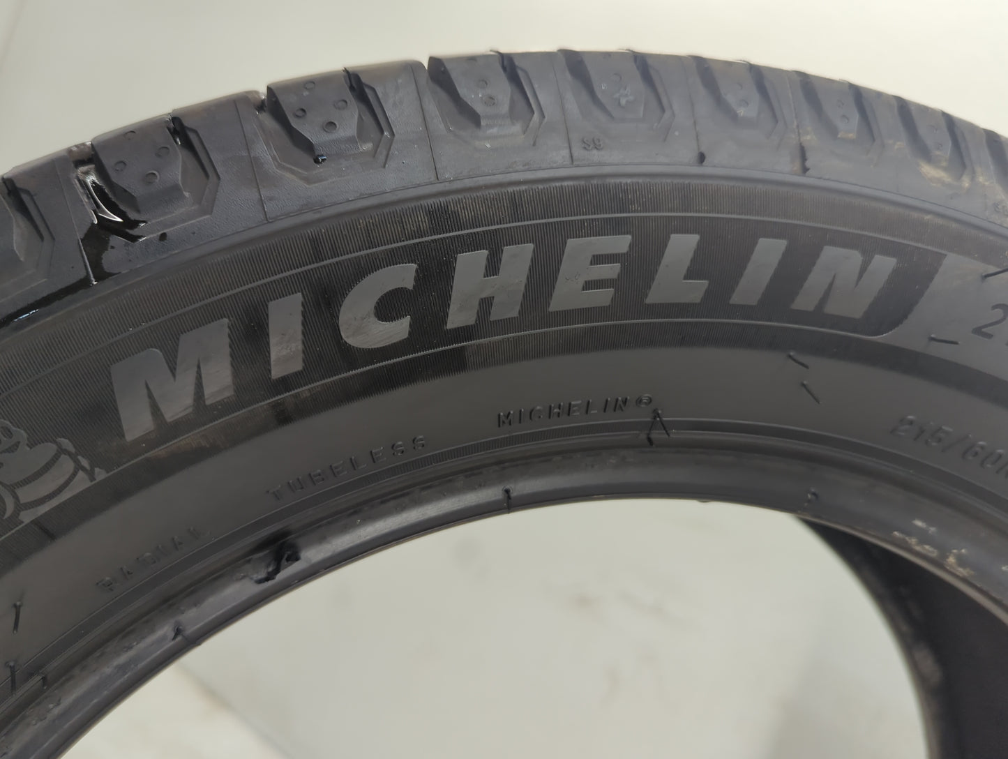Used Tire 216/60R/17 MICHELIN DEFENDER 96H - Tread Depth 7.5/32 - Oemusedautoparts1.com