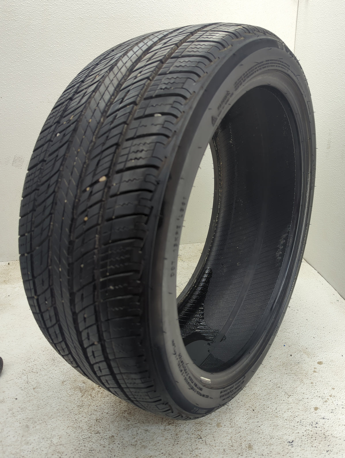 Used Tire 235/40R19 UNIROYAL TIGER PAW TOURING A/S 96V - Tread Depth 9.5/32 - Oemusedautoparts1.com