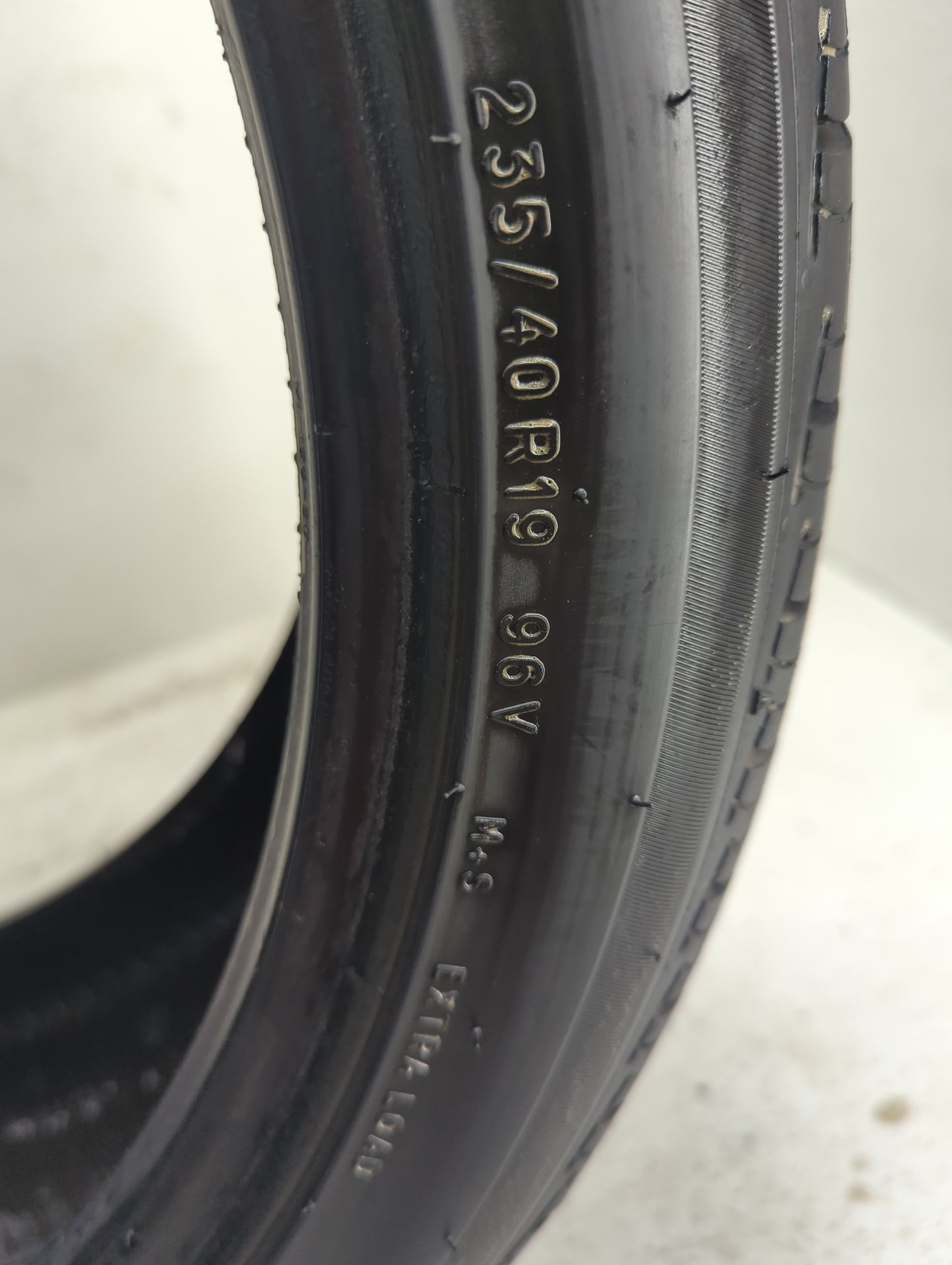 Used Tire 235/40R19 UNIROYAL TIGER PAW TOURING A/S 96V - Tread Depth 9.5/32 - Oemusedautoparts1.com