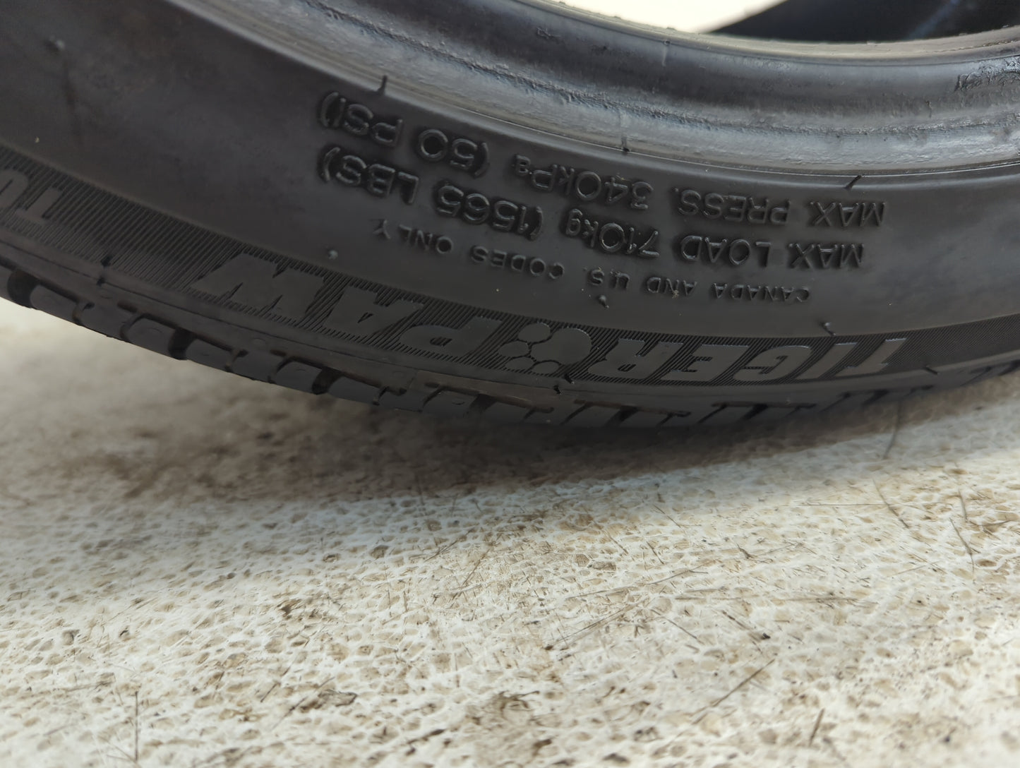 Used Tire 235/40R19 UNIROYAL TIGER PAW TOURING A/S 96V - Tread Depth 9.5/32 - Oemusedautoparts1.com