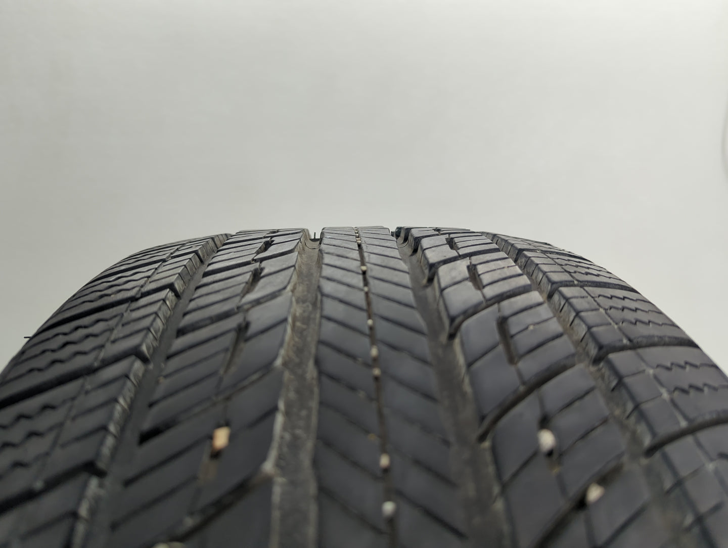 Used Tire 235/40R19 UNIROYAL TIGER PAW TOURING A/S 96V - Tread Depth 9.5/32 - Oemusedautoparts1.com