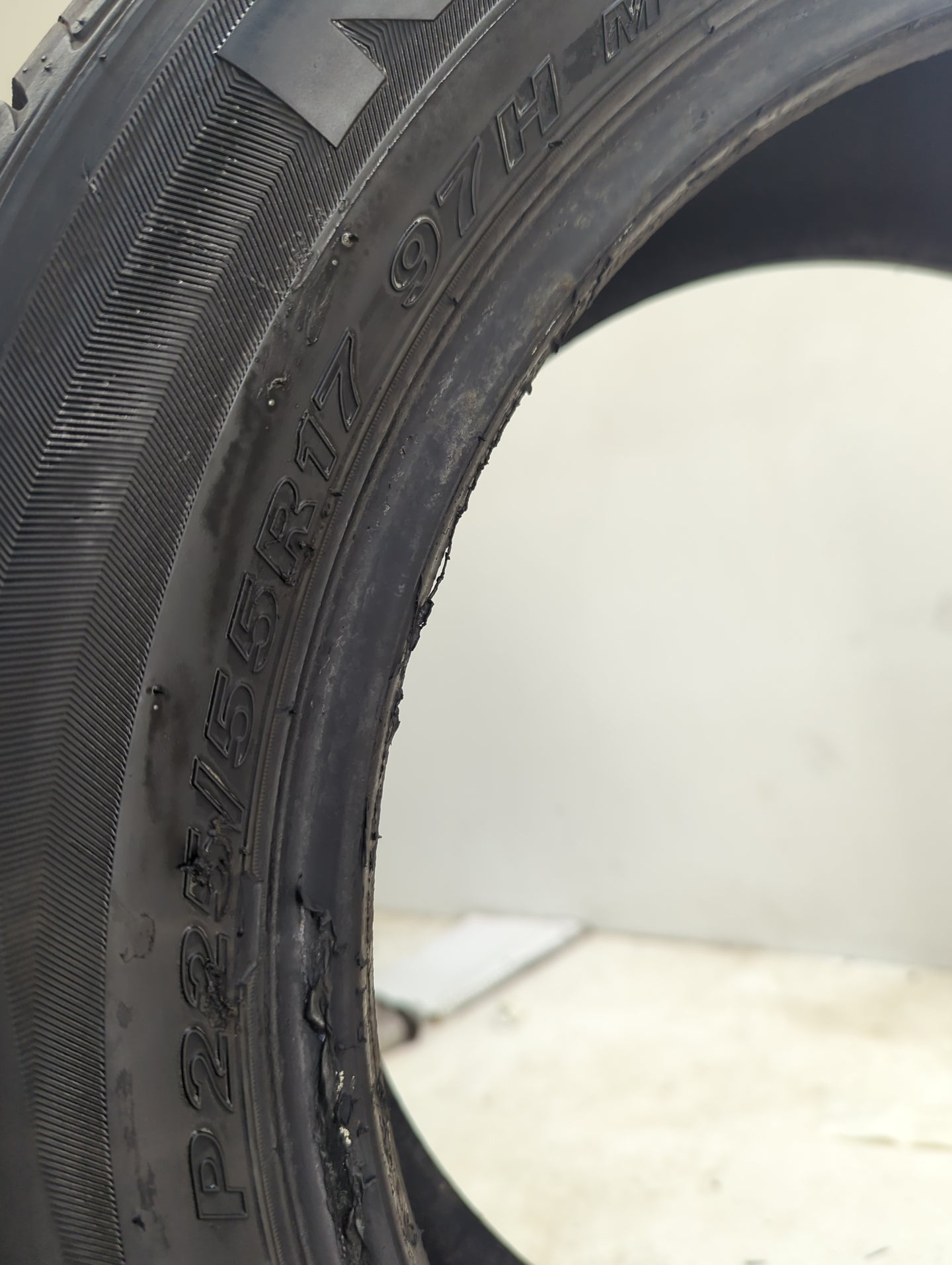Used Tire P225/55R17 NEXEN CLASSE PREMIERE CP672 97H - Tread Depth 9/32 - Oemusedautoparts1.com