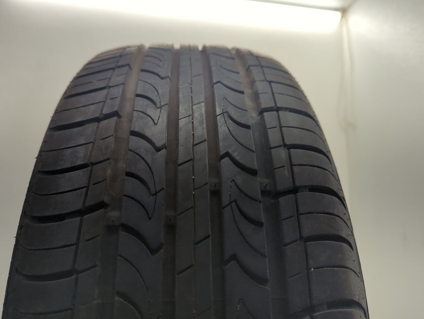 Used Tire P225/55R17 NEXEN CLASSE PREMIERE CP672 97H - Tread Depth 9/32 - Oemusedautoparts1.com
