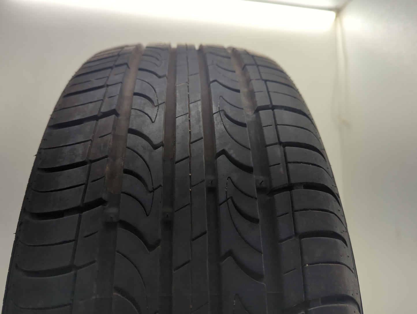 Used Tire P225/55R17 NEXEN CLASSE PREMIERE CP672 97H - Tread Depth 9/32 - Oemusedautoparts1.com
