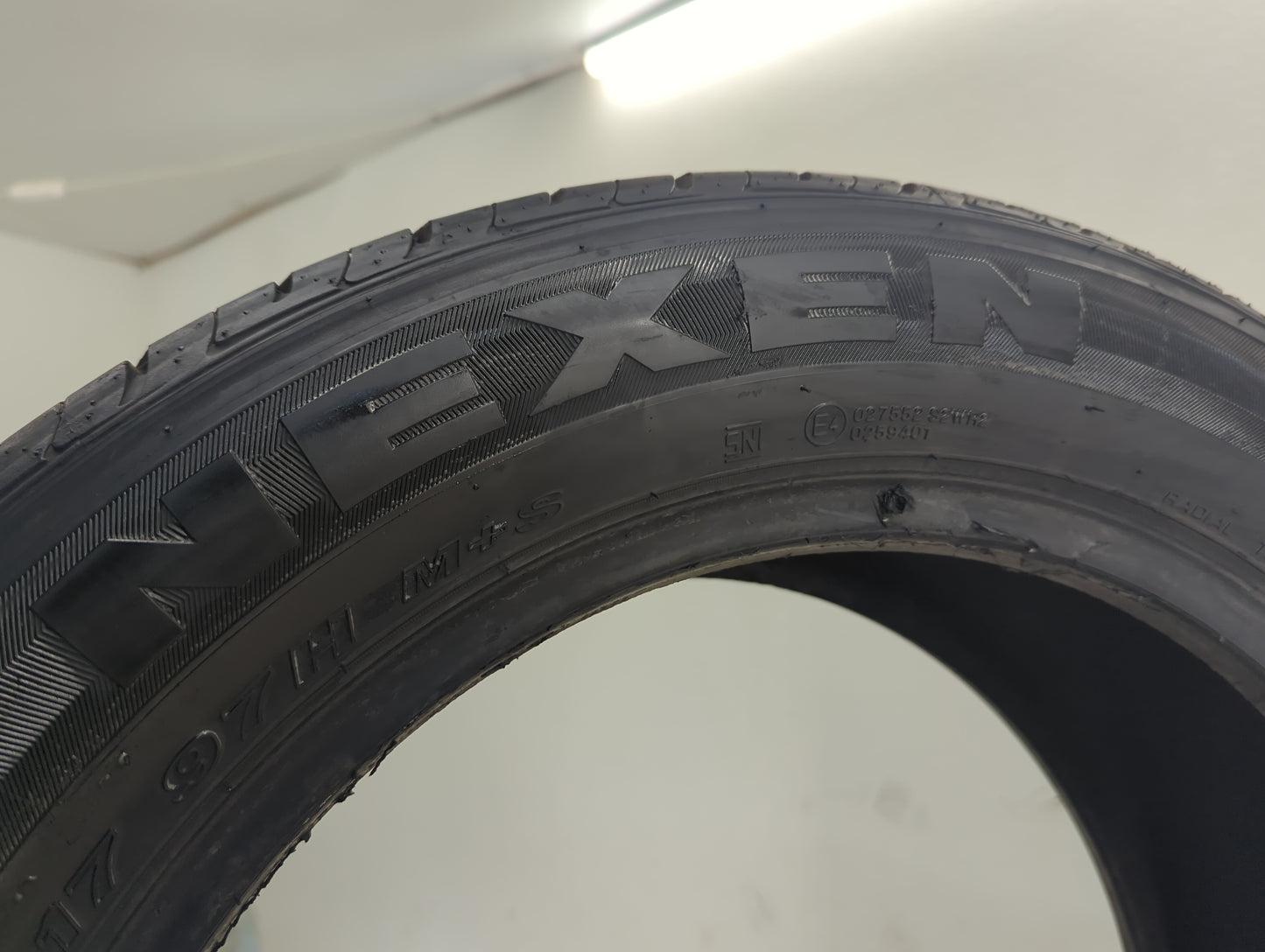 Used Tire P225/55R17 NEXEN CLASSE PREMIERE CP672 97H - Tread Depth 9/32 - Oemusedautoparts1.com