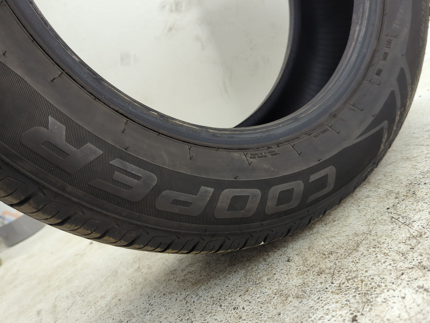 Used Tire 225/60RR17 COOPER ENDEAVOR PLUS 99H - Tread Depth 9.5/32 - Oemusedautoparts1.com