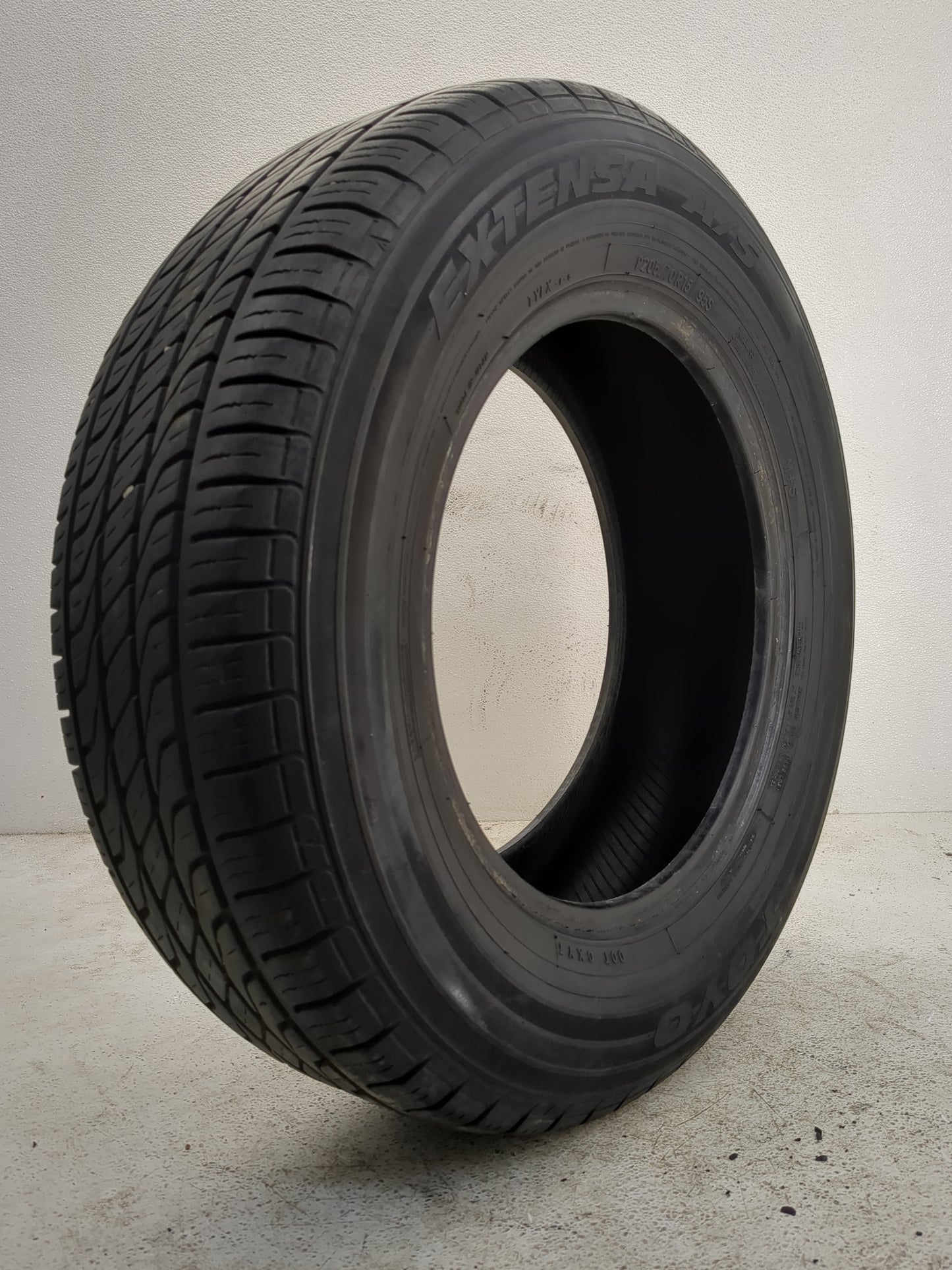 Used Tire P205/70R15 TOYO EXTENSA 95S - Tread Depth 9.5/32 - Oemusedautoparts1.com