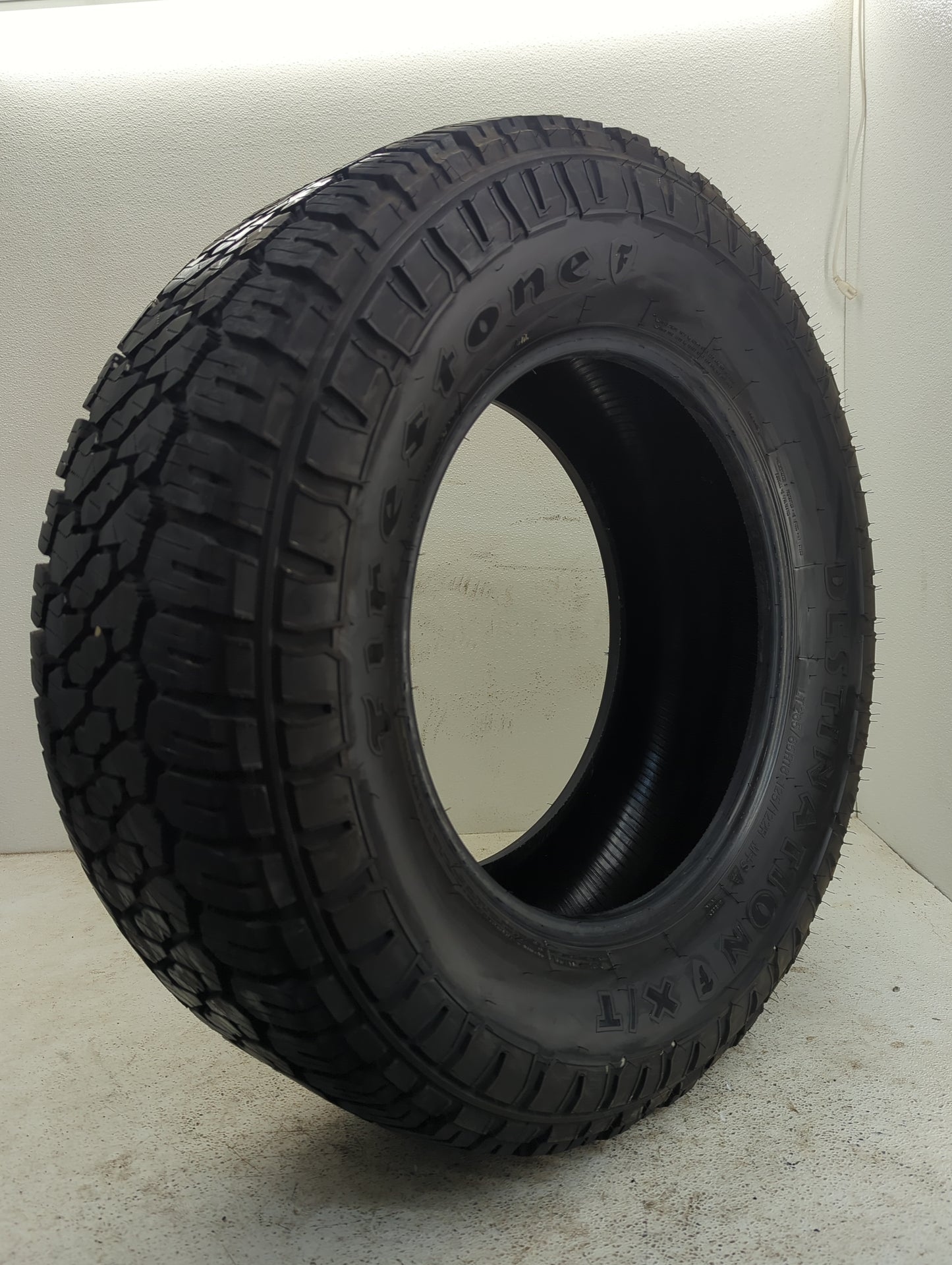 Used Tire LT285/65R18 FIRESTONE DESTINATION X/T 125/122R - Tread Depth 11.5/32 - Oemusedautoparts1.com