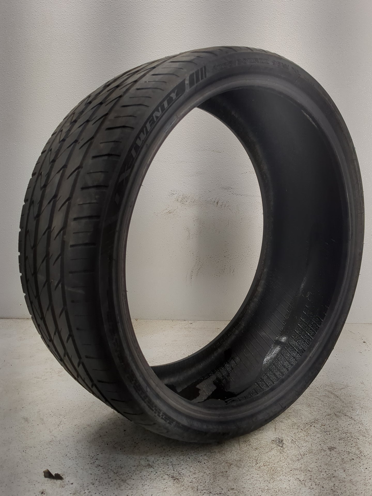 Used Tire 255/30ZP22 LEXANI LX-TWENTY 95W - Tread Depth 8/32 - Oemusedautoparts1.com