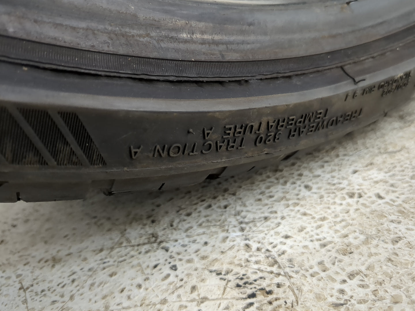 Used Tire 255/30ZP22 LEXANI LX-TWENTY 95W - Tread Depth 8/32 - Oemusedautoparts1.com