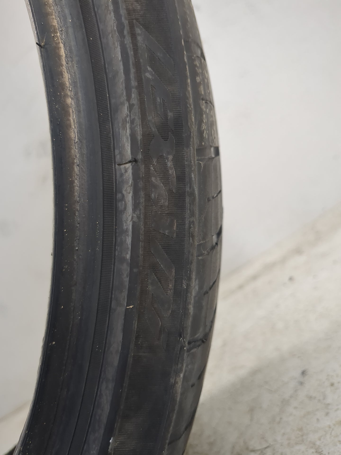 Used Tire 255/30ZP22 LEXANI LX-TWENTY 95W - Tread Depth 8/32 - Oemusedautoparts1.com