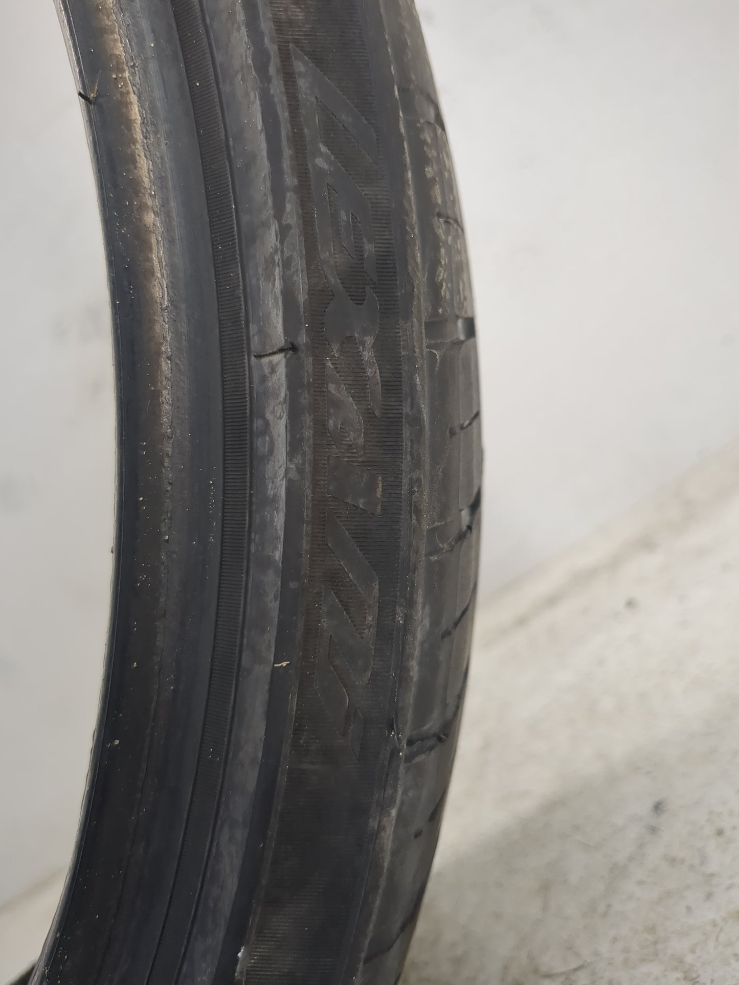Used Tire 255/30ZP22 LEXANI LX-TWENTY 95W - Tread Depth 8/32 - Oemusedautoparts1.com