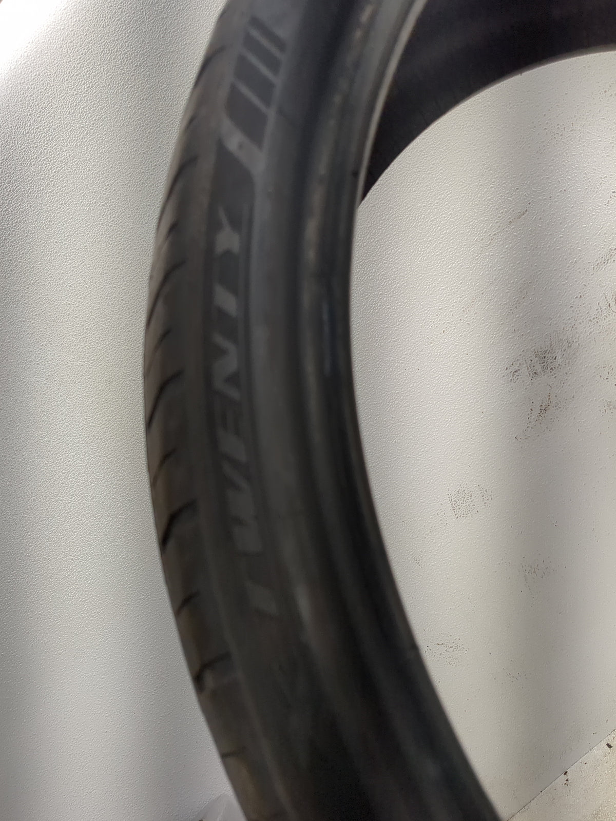 Used Tire 255/30ZP22 LEXANI LX-TWENTY 95W - Tread Depth 8/32 - Oemusedautoparts1.com