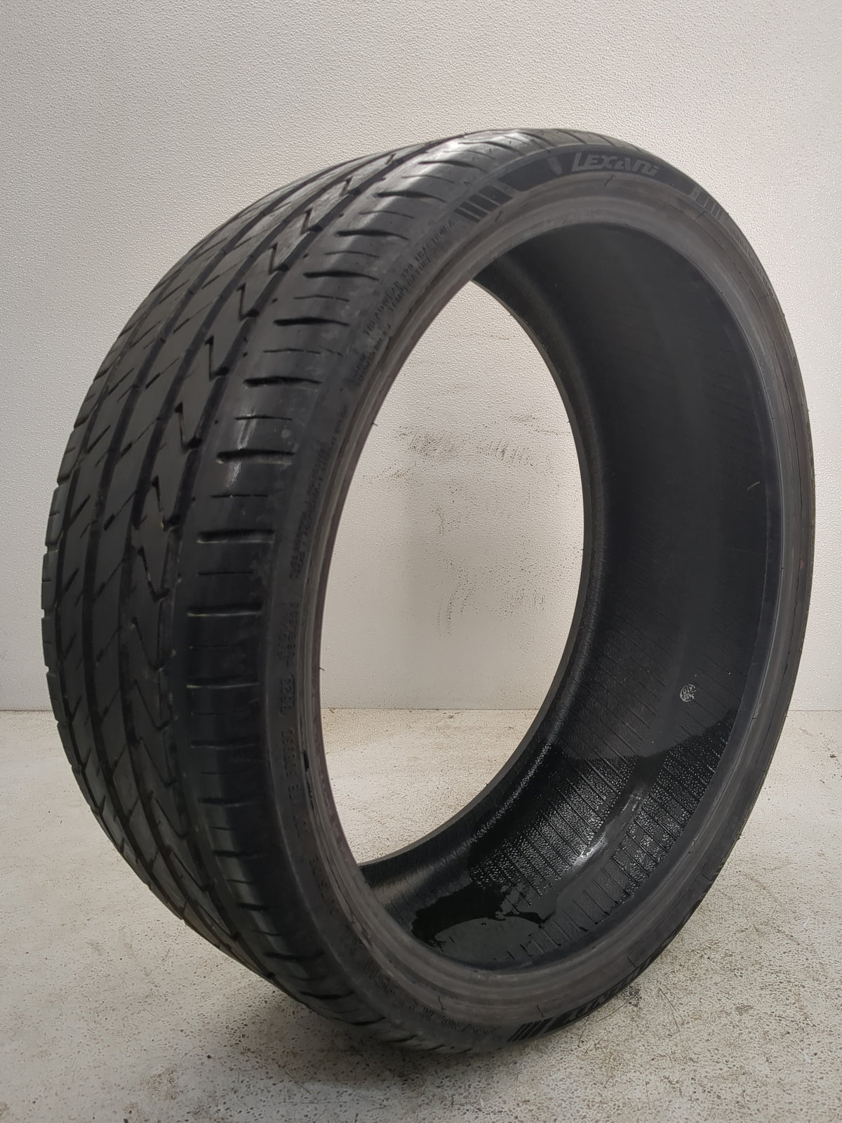 Used Tire 255/30ZP22 LEXANI LX-TWENTY 95W - Tread Depth 8/32 - Oemusedautoparts1.com