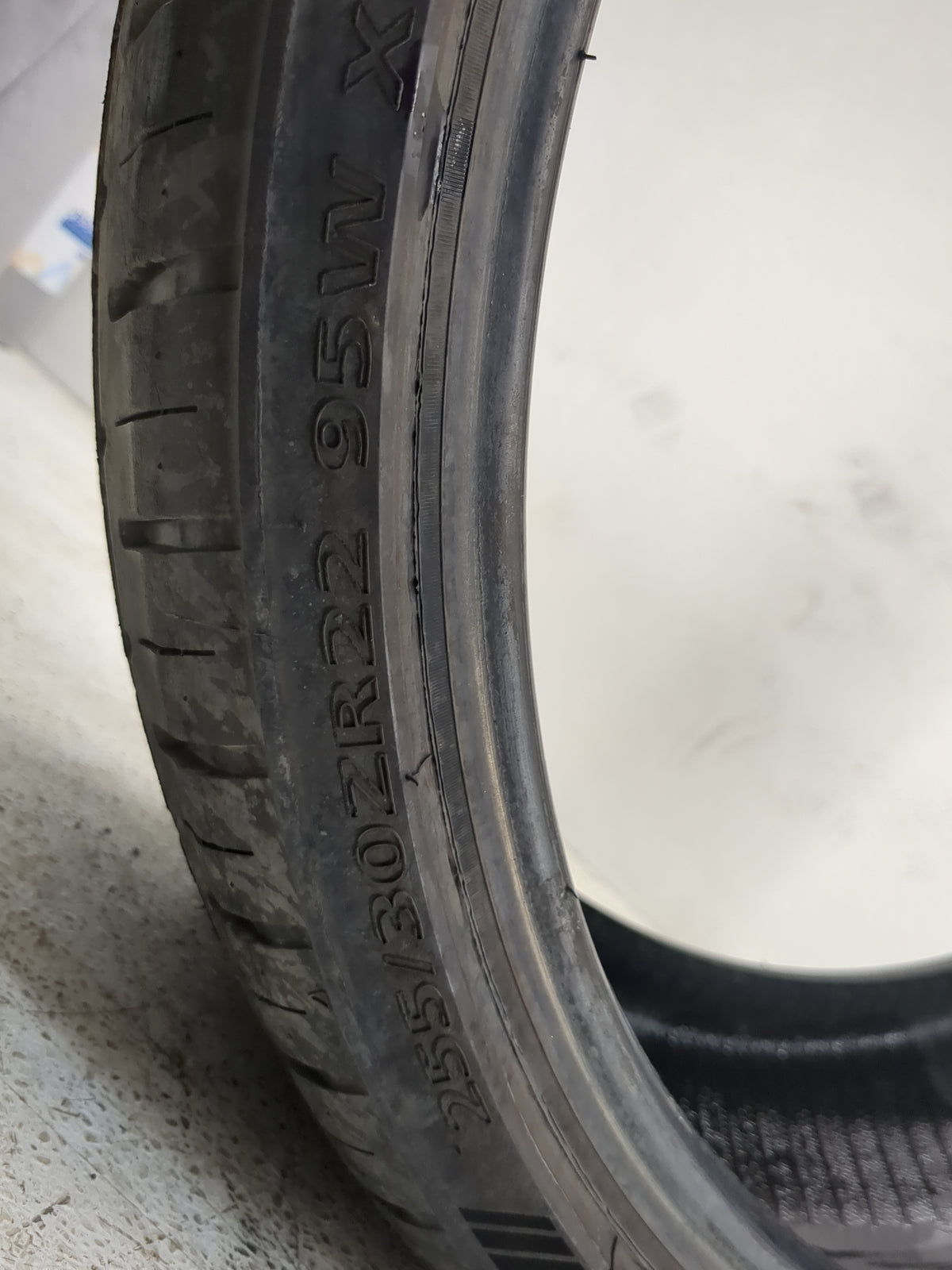 Used Tire 255/30ZP22 LEXANI LX-TWENTY 95W - Tread Depth 8/32 - Oemusedautoparts1.com