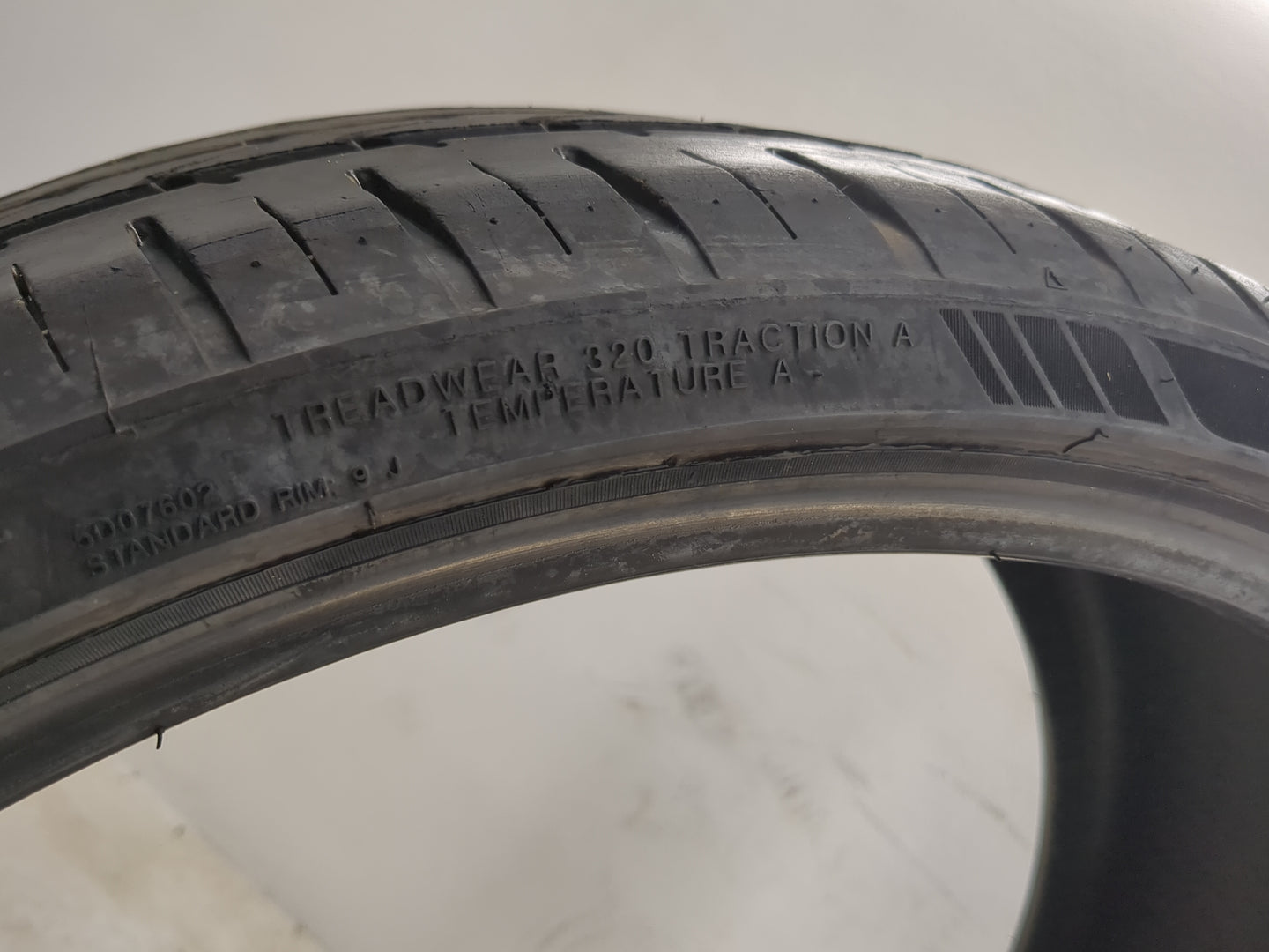 Used Tire 255/30ZP22 LEXANI LX-TWENTY 95W - Tread Depth 8/32 - Oemusedautoparts1.com