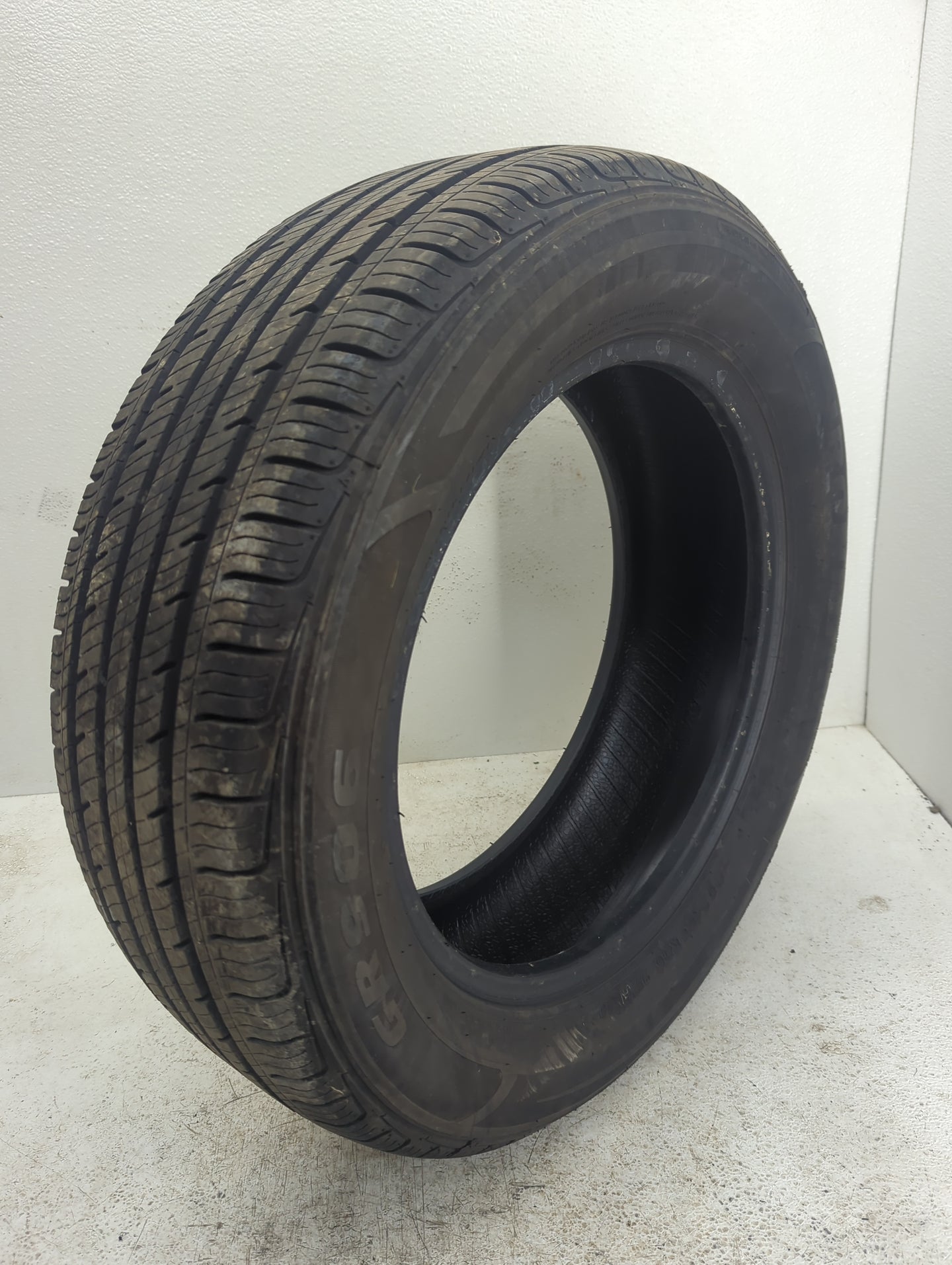 Used Tire 205/60R16 IRONMAN GR906 92H - Tread Depth 9/32 - Oemusedautoparts1.com