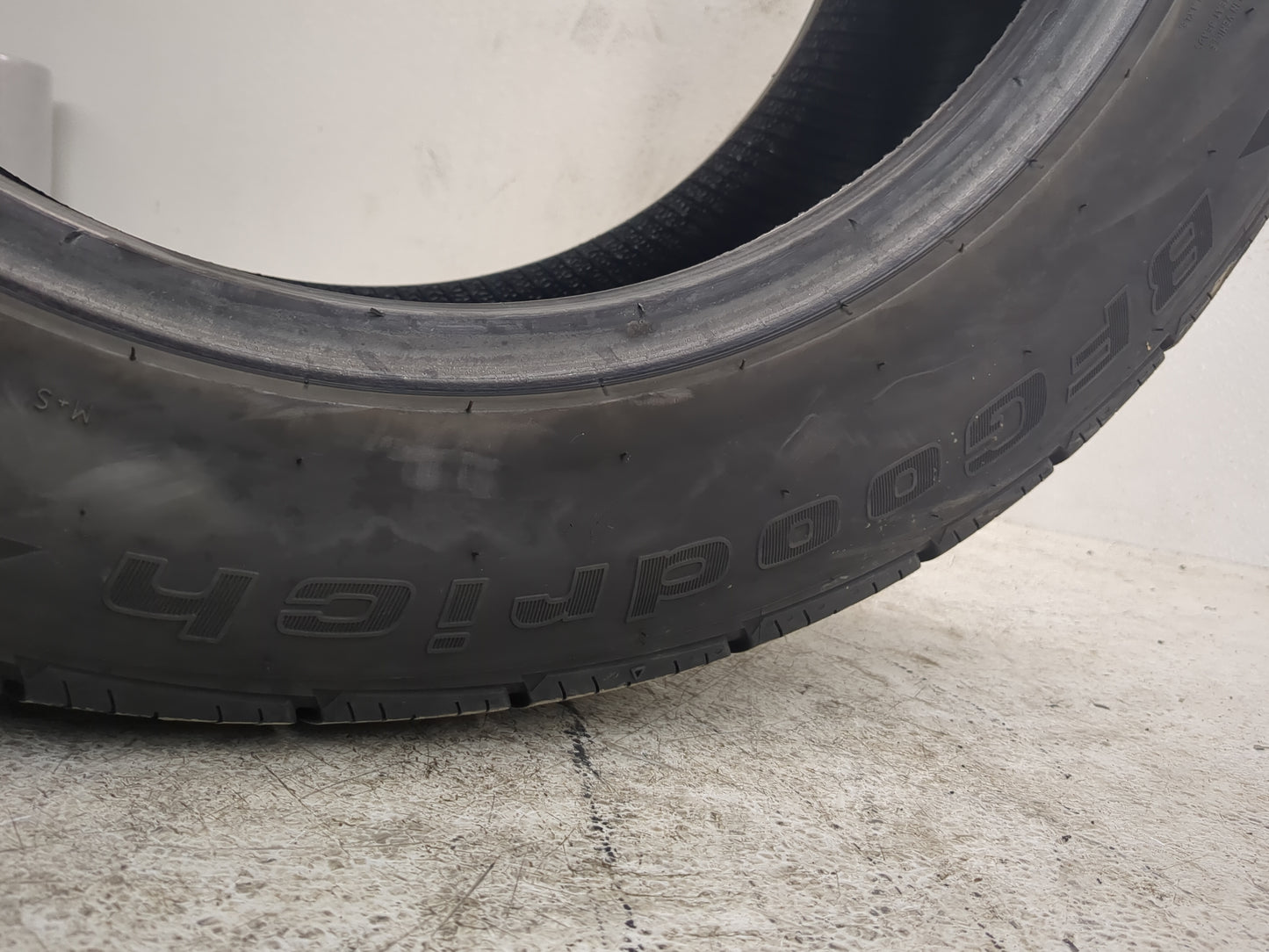 Used Tire 225/55R17 BFGOODRICH ADVANTAGE CONTROL 97H - Tread Depth 9.5/32 - Oemusedautoparts1.com