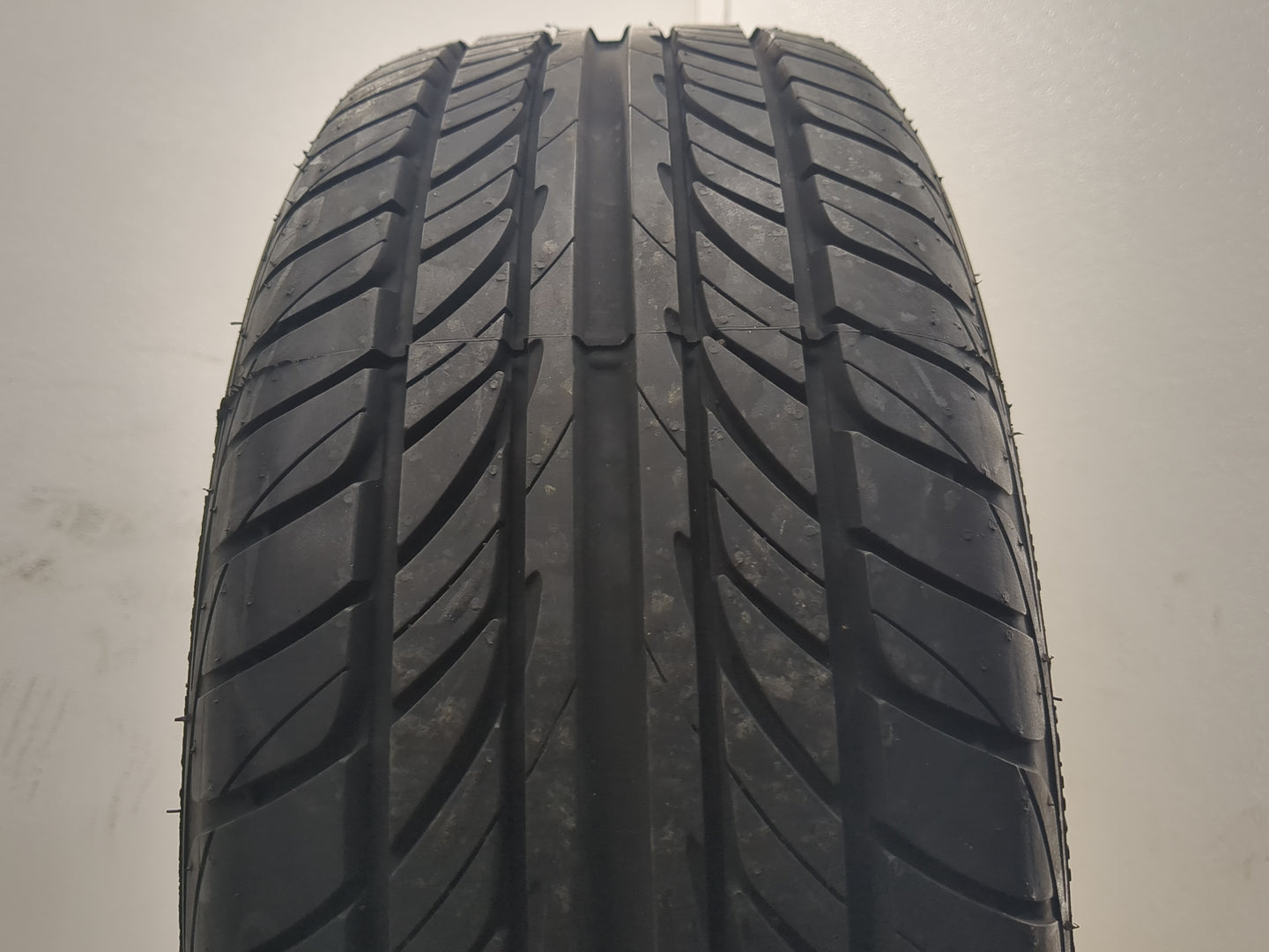 Used Tire 195/55R15 FALKEN ZIEX ZE512 85V - Tread Depth 10/32 - Oemusedautoparts1.com
