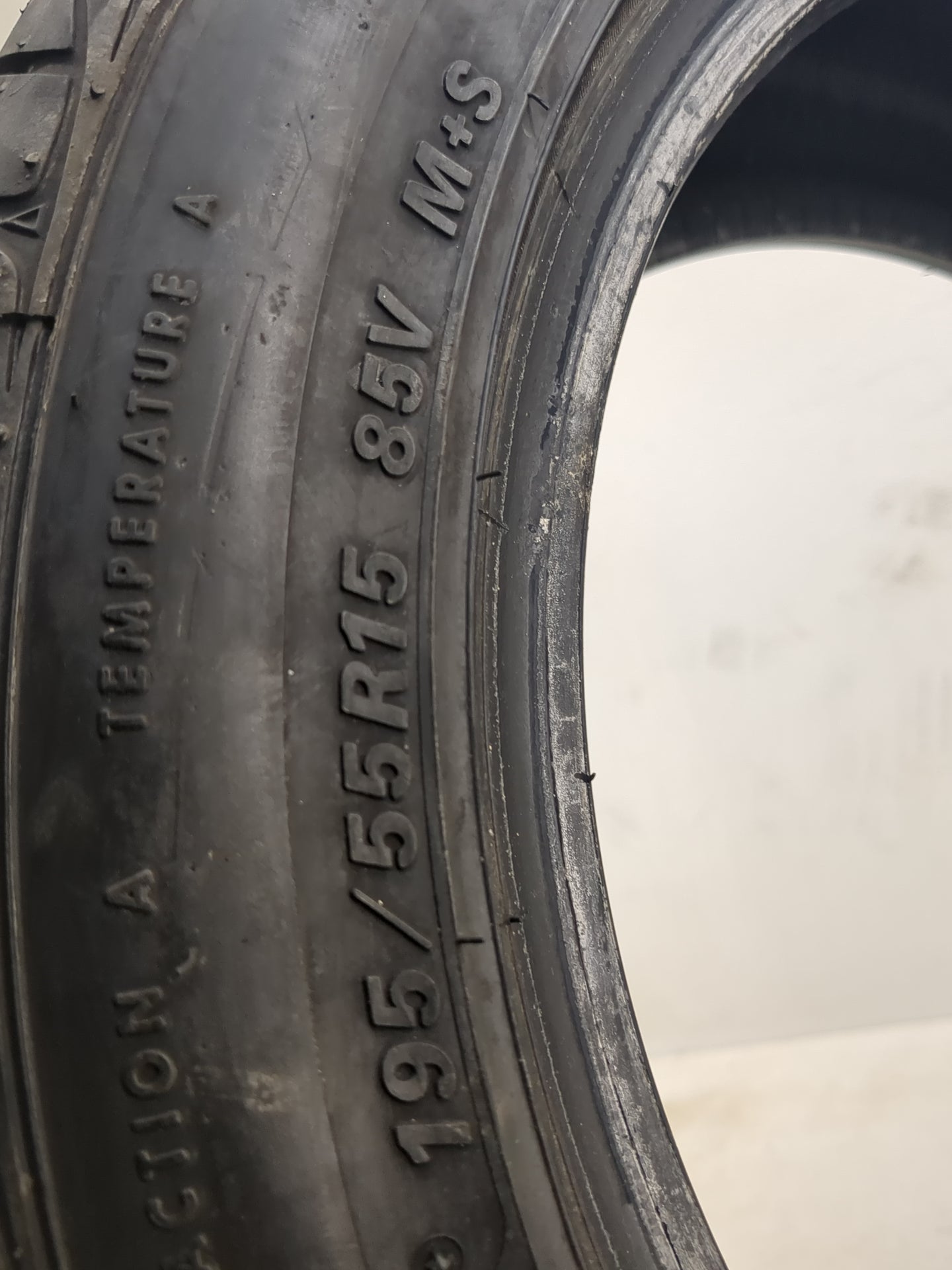 Used Tire 195/55R15 FALKEN ZIEX ZE512 85V - Tread Depth 10/32 - Oemusedautoparts1.com