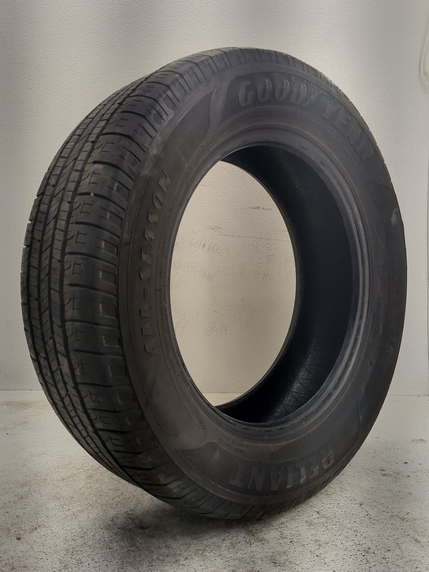 Used Tire 205/65R16 GOODYEAR RELIANT ALL SEASON 95H - Tread Depth 7/32 - Oemusedautoparts1.com