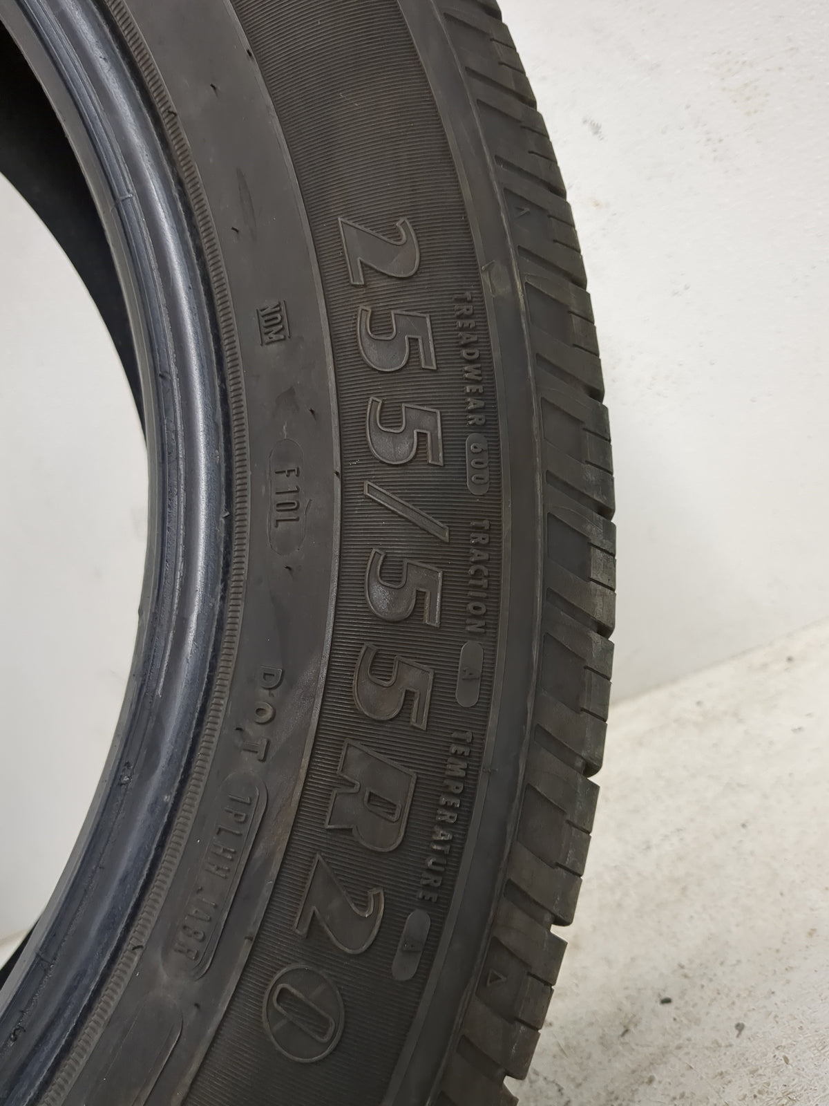 Used Tire 255/55R20 GOODYEAR RELIANT ALL SEASON 110V - Tread Depth 10/32 - Oemusedautoparts1.com