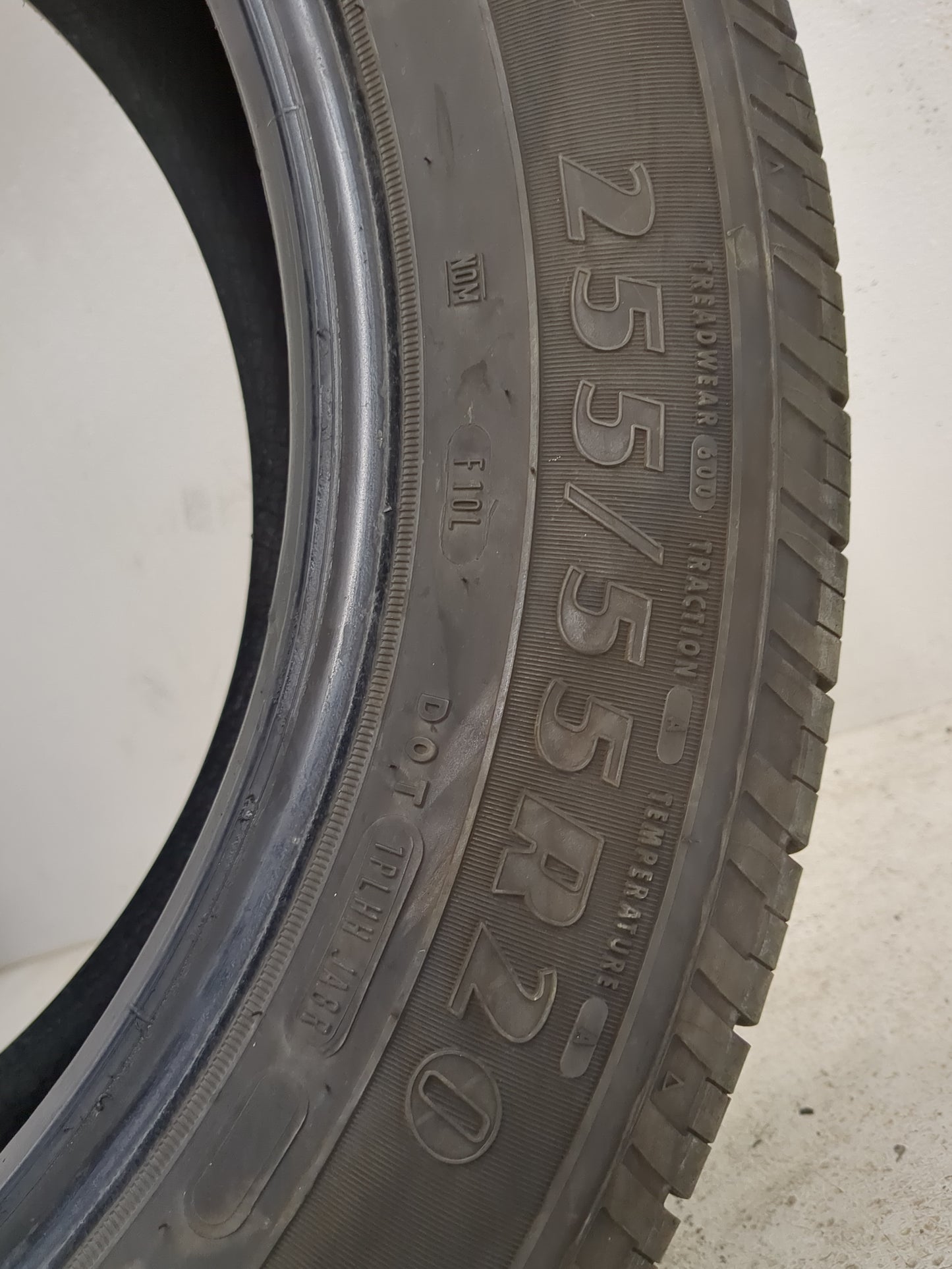Used Tire 255/55R20 GOODYEAR RELIANT ALL SEASON 110V - Tread Depth 10/32 - Oemusedautoparts1.com