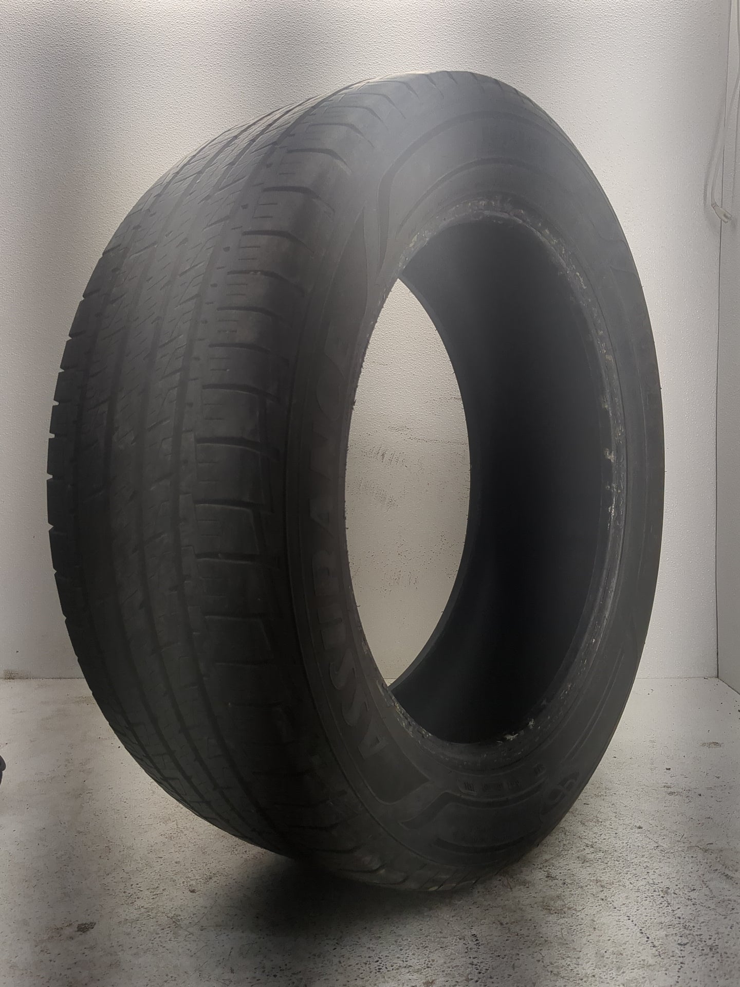 Used Tire 255/55R20 GOODYEAR ASSURANCE MAXLIFE 107H - Tread Depth 8/32 - Oemusedautoparts1.com