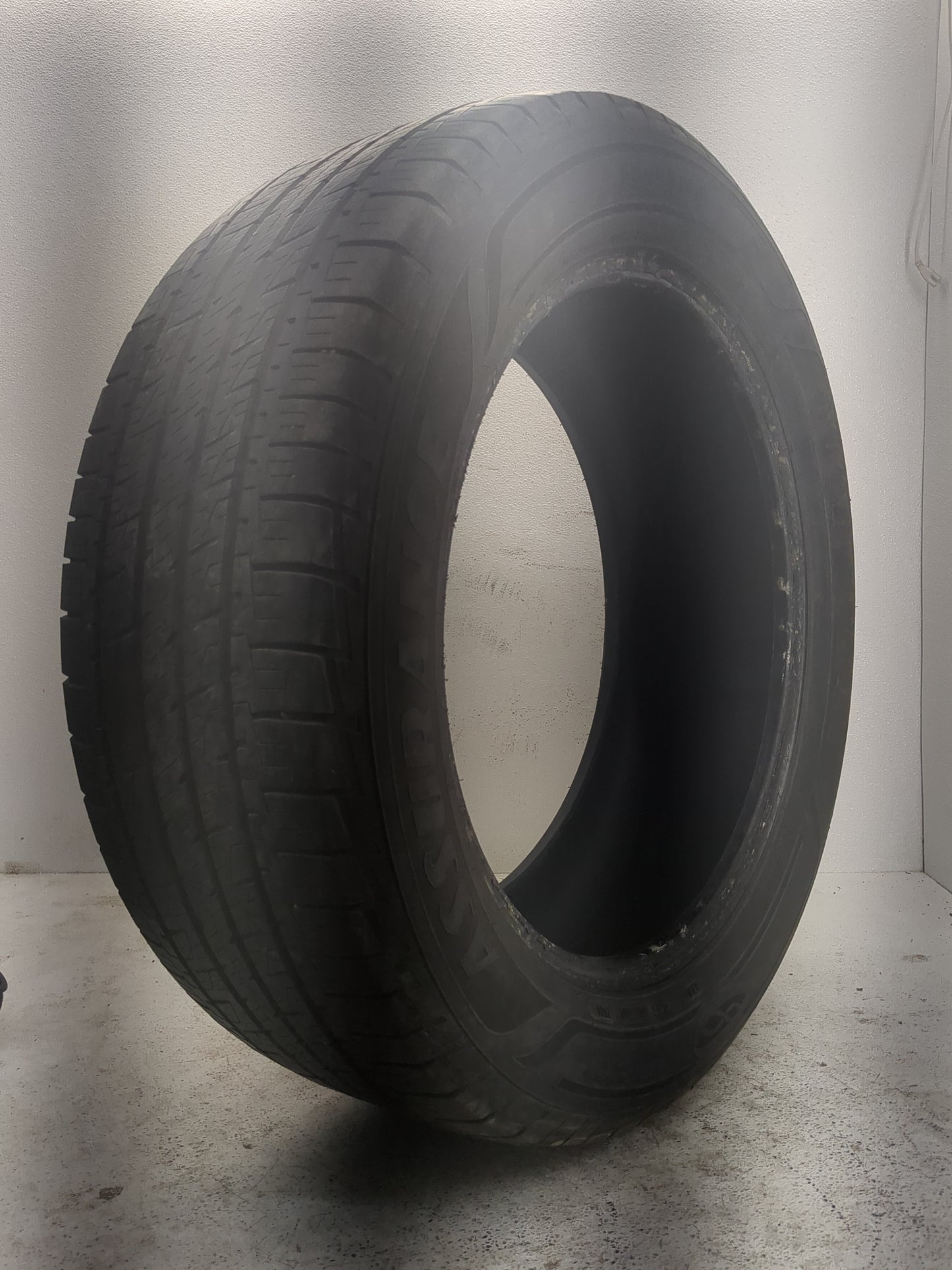 Used Tire 255/55R20 GOODYEAR ASSURANCE MAXLIFE 107H - Tread Depth 8/32 - Oemusedautoparts1.com