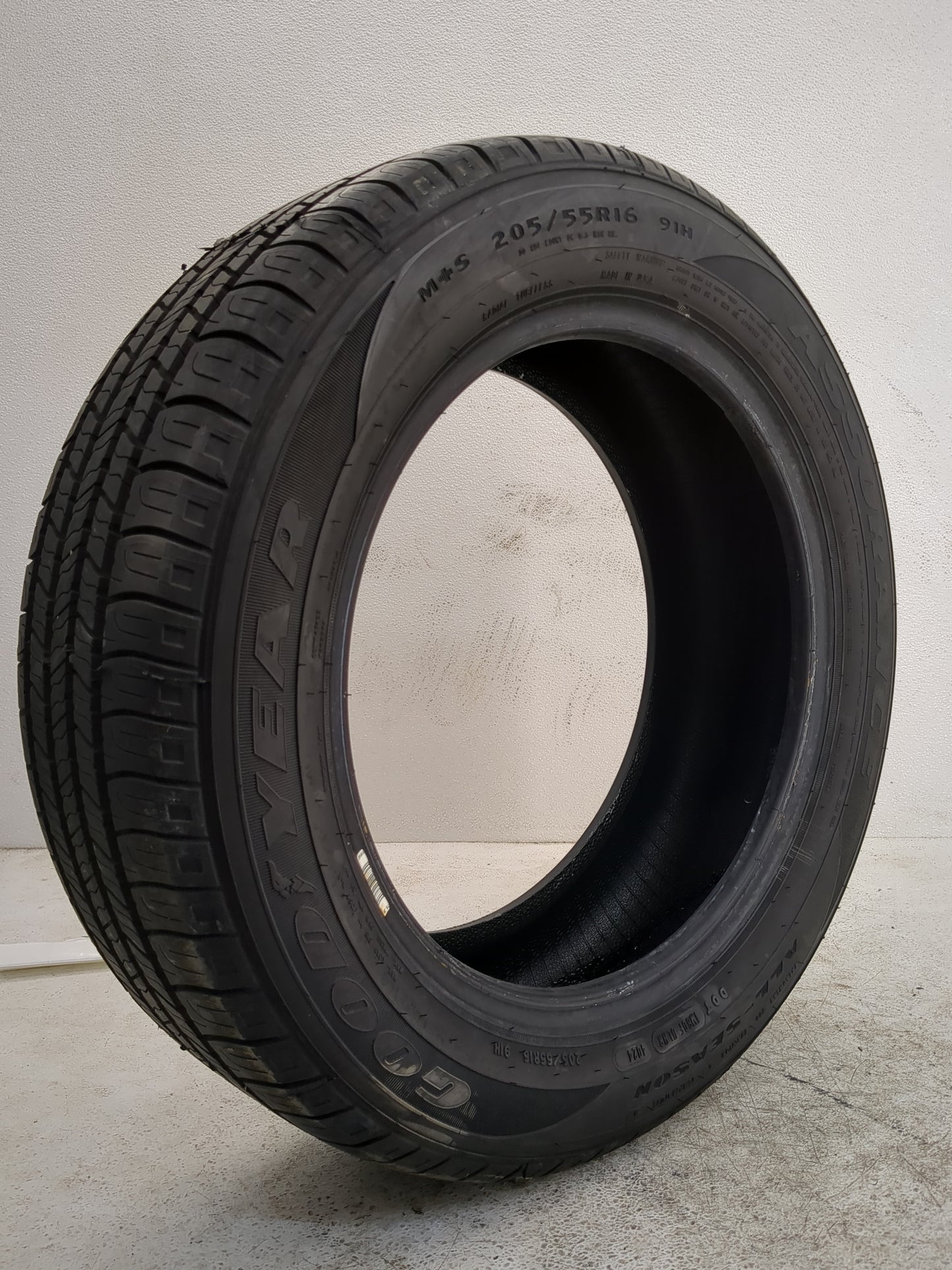 Used Tire 205/55R16 GODYEAR ASSURANCE 91H - Tread Depth 9.5/32 - Oemusedautoparts1.com
