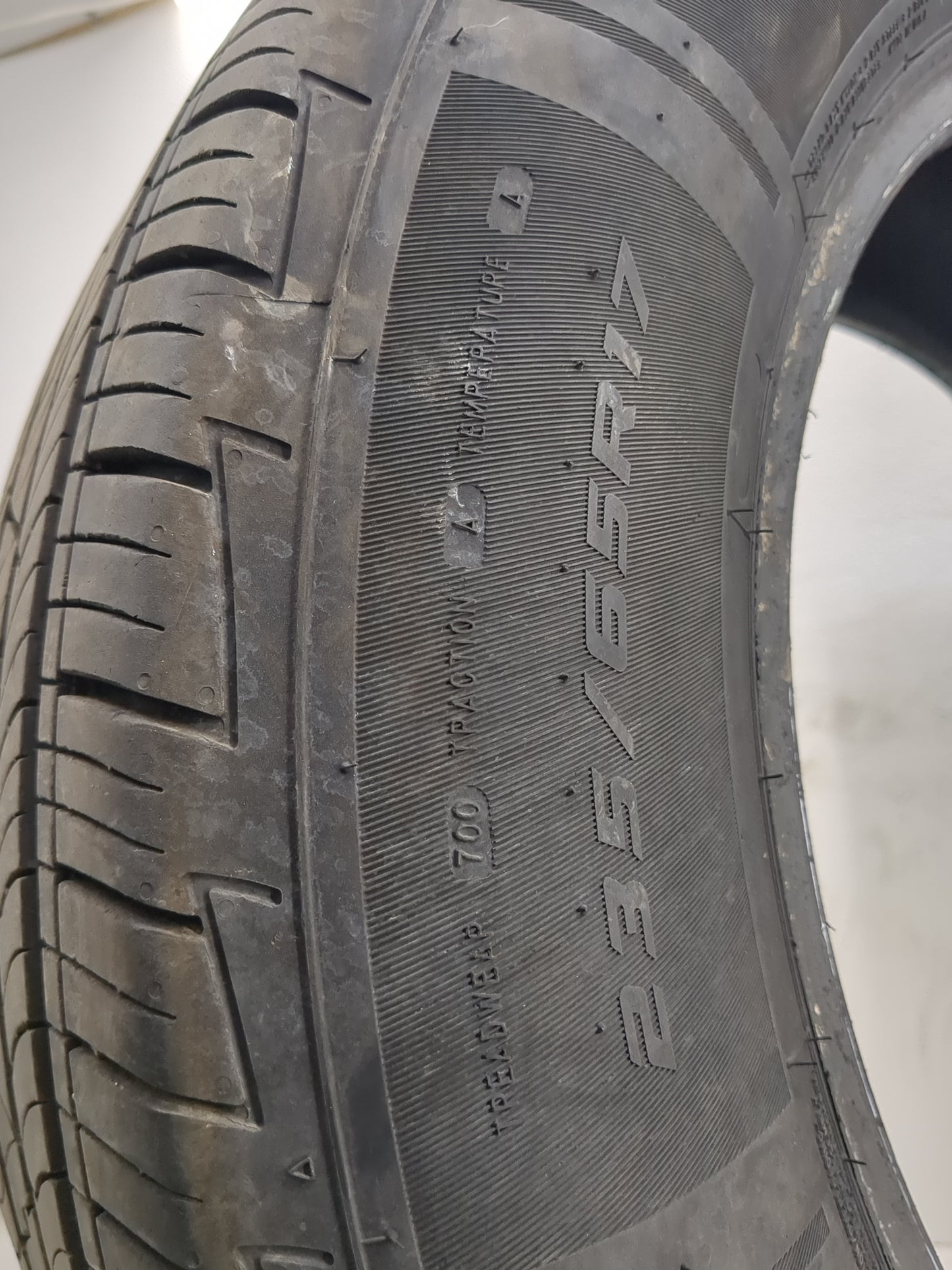 Used Tire 235/65R17 MASTERCRAFT COURSER QUEST PLUS 104H - Tread Depth 10.5/32 - Oemusedautoparts1.com