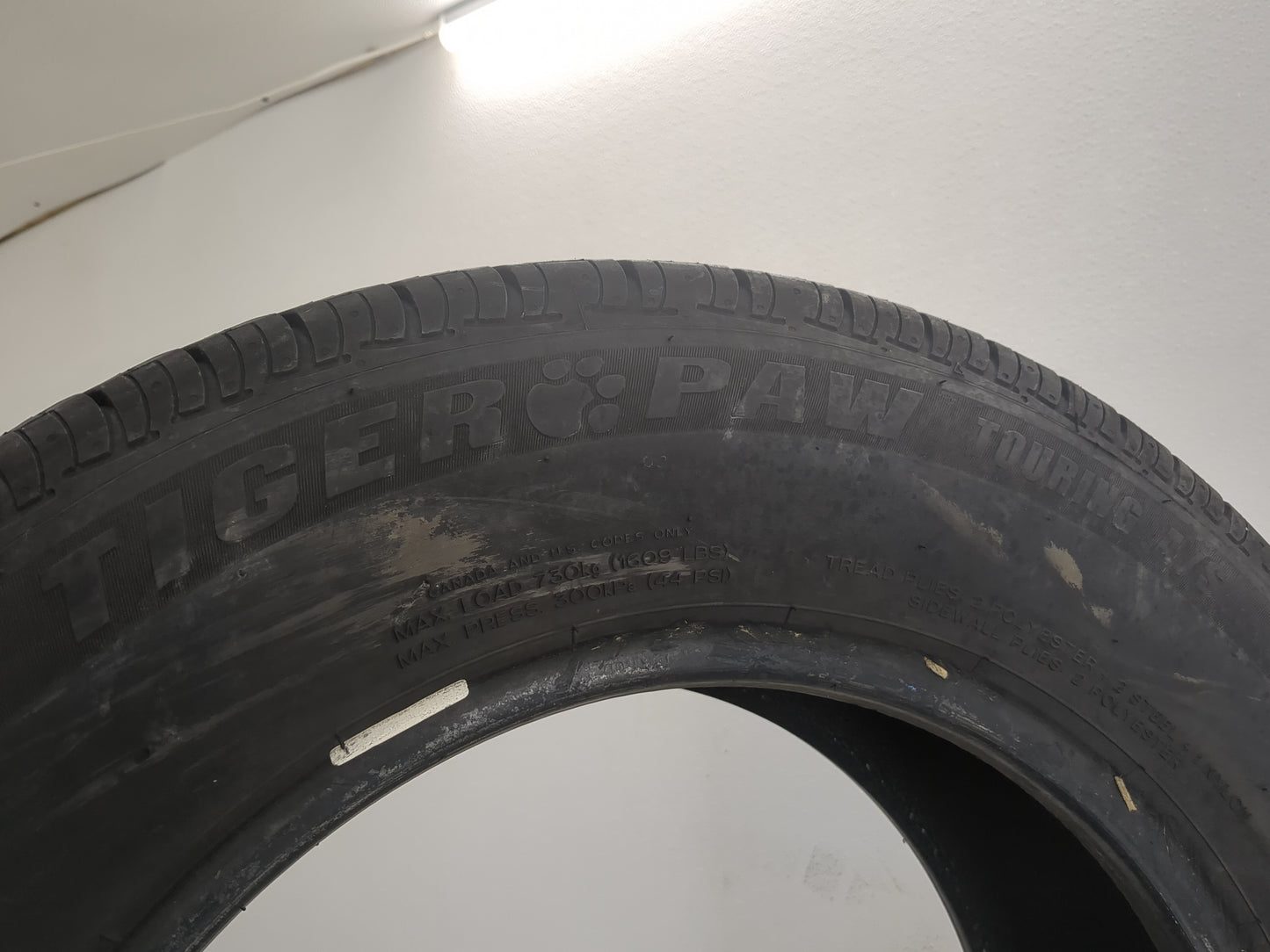 Used Tire 205/75R16 UNIROYAL TIGERPAW TOURING AS 97H - Tread Depth 7/32 - Oemusedautoparts1.com