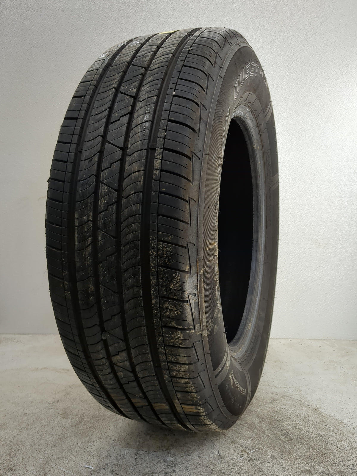 Used Tire 235/65R17 MASTERCRAFT COURSER QUEST PLUS 104H - Tread Depth 10/32 - Oemusedautoparts1.com