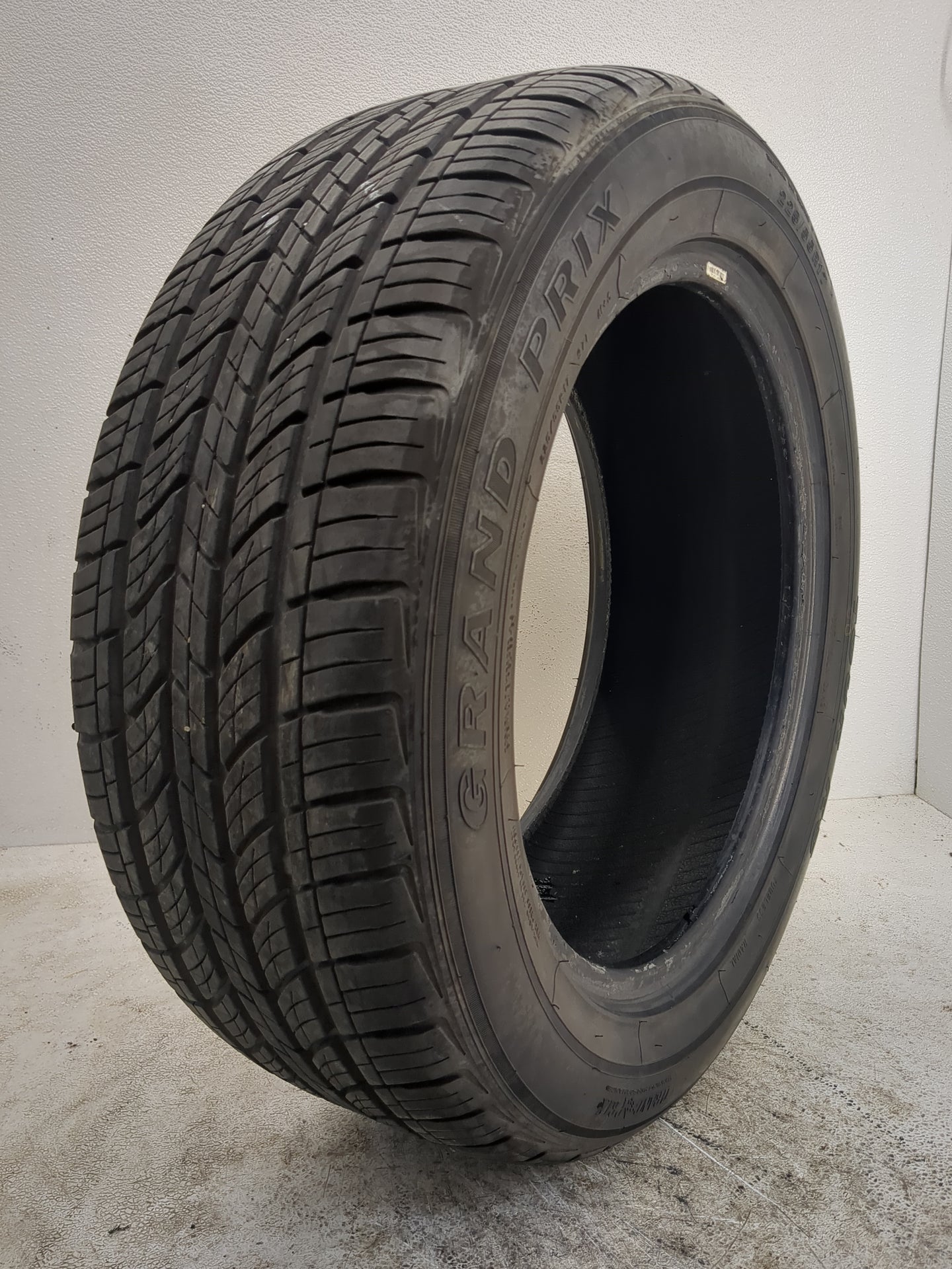 Used Tire 225/55R17 GRAND PRIX TOUR RS 97T - Tread Depth 10/32 - Oemusedautoparts1.com