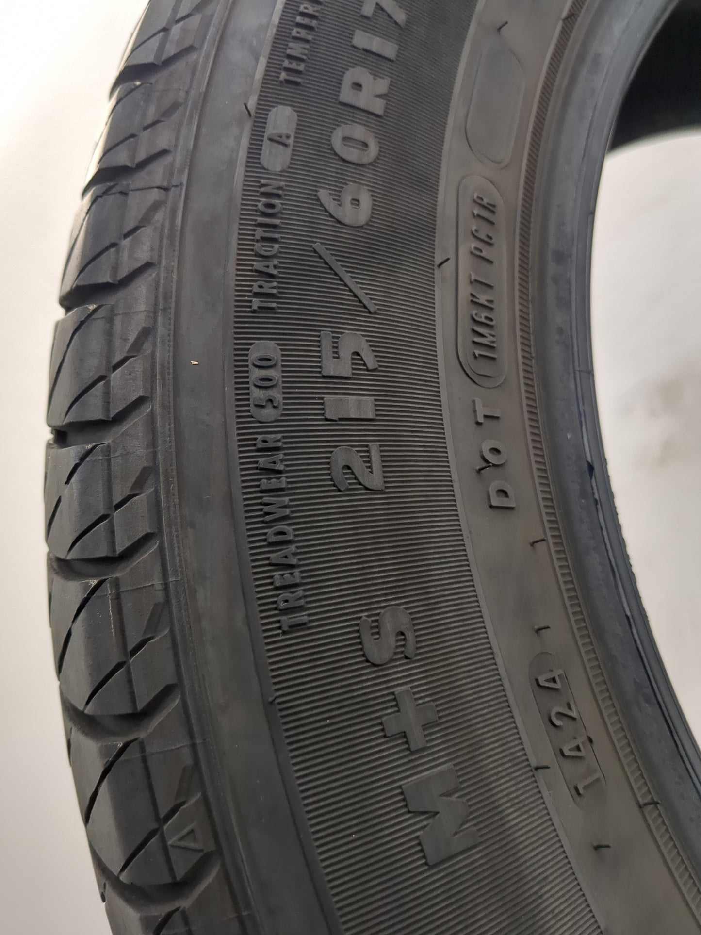 Used Tire 215/60R17 DOUGLAS TOURING A/S 96H - Tread Depth 7/32 - Oemusedautoparts1.com