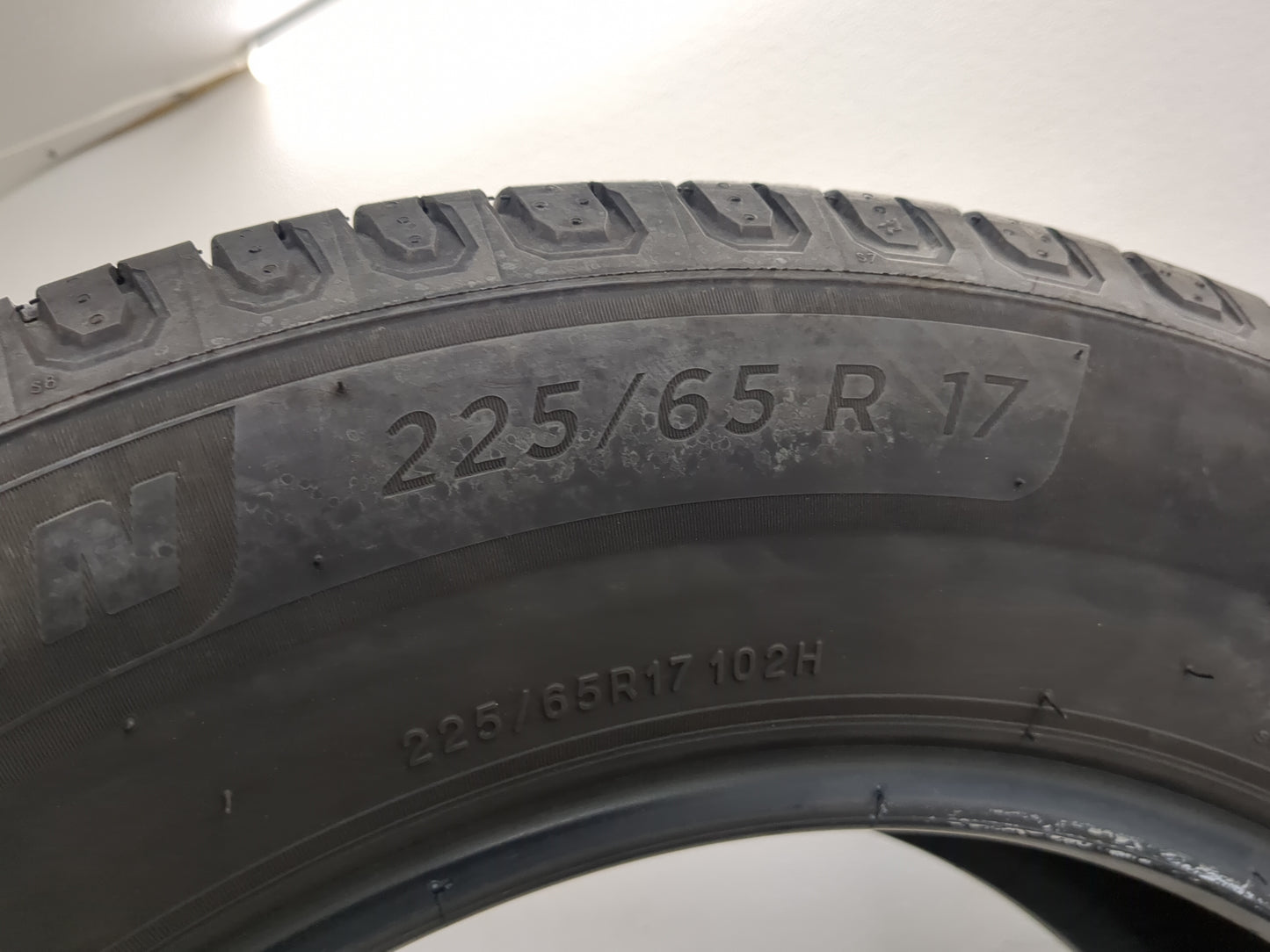 Used Tire 225/65R17 MICHELIN DEFENDER 2 102H - Tread Depth 7/32 - Oemusedautoparts1.com